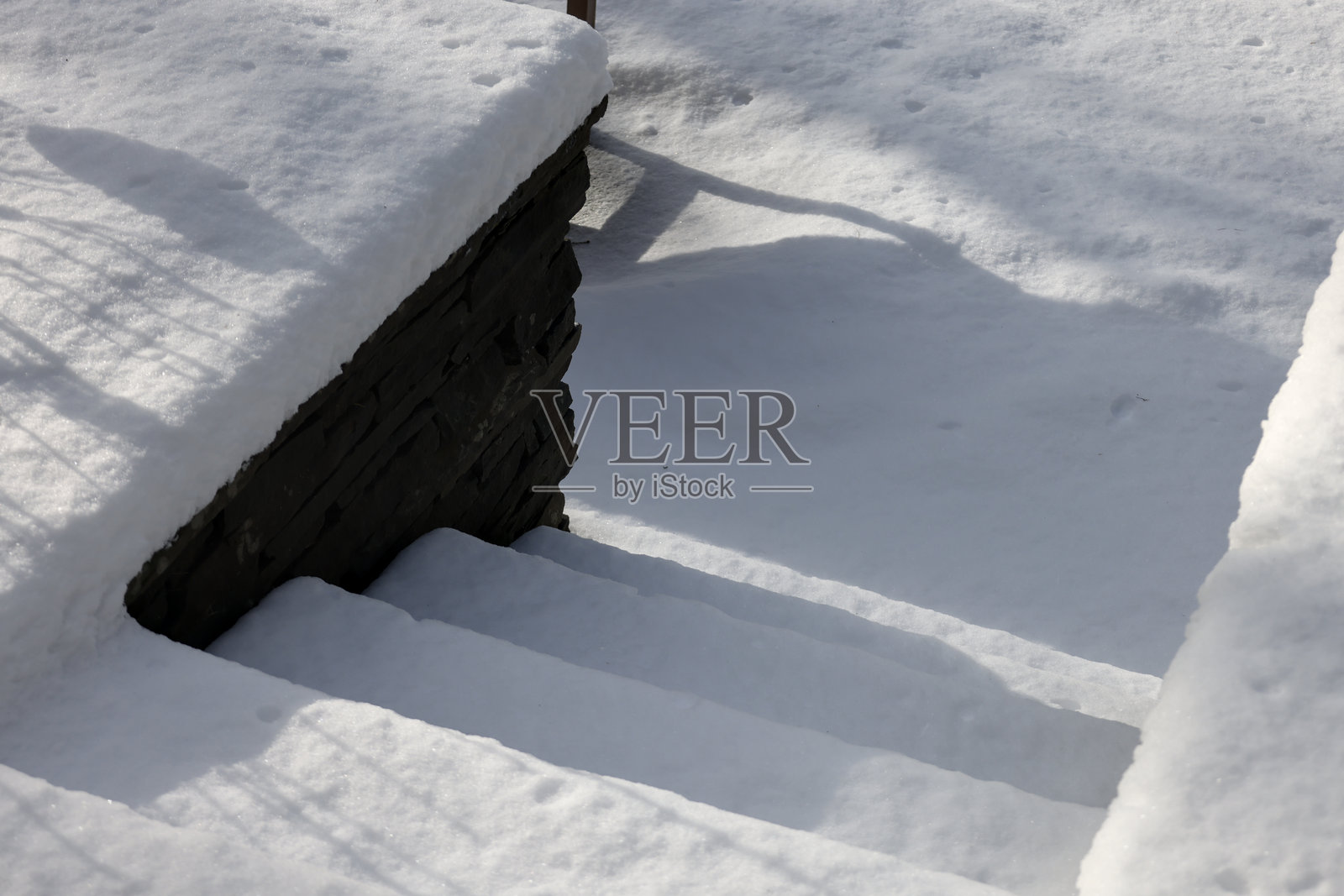 冬季暴风雪中被雪覆盖的后院露台楼梯（美国东北部纽约州的雪天条件）危险滑溜结冰 icy照片摄影图片