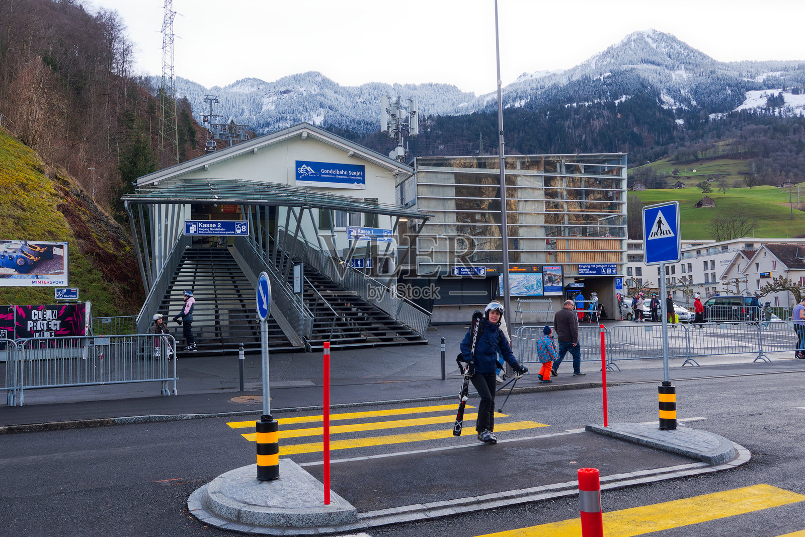 冬日瑞士乌特特岑村铁路站的湖泊缆车谷站美景。照片摄影图片