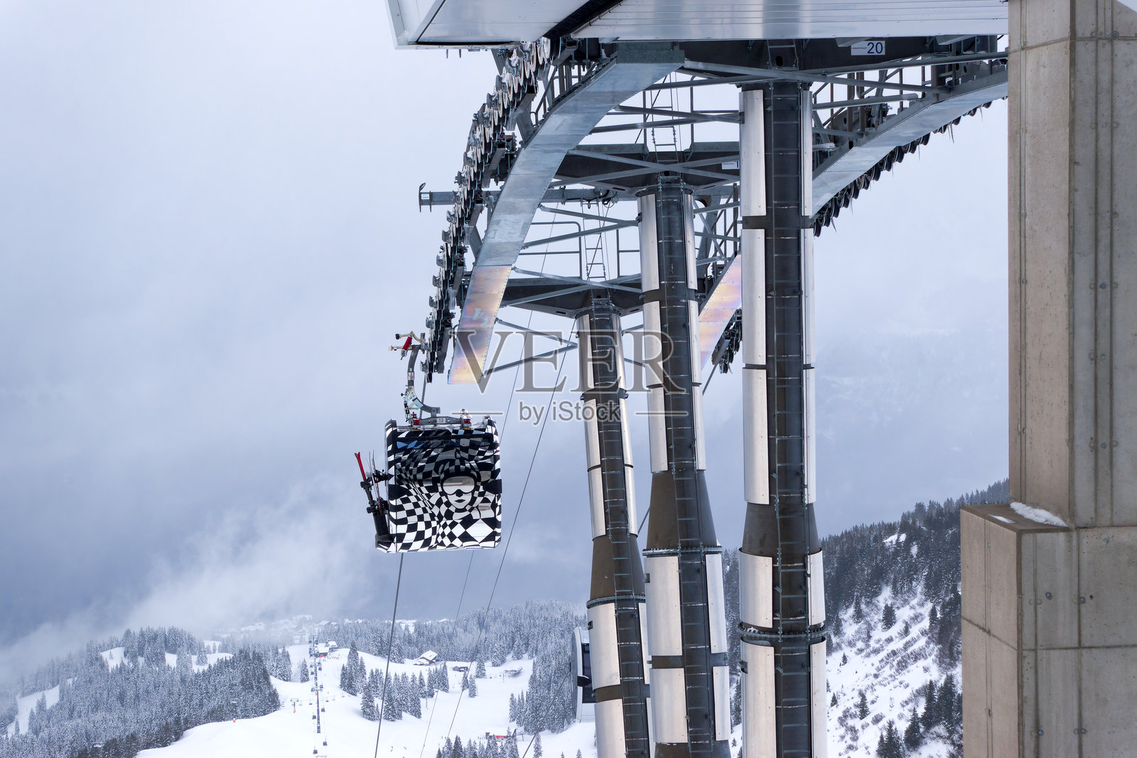 冬日里，马施根卡姆缆车在塔嫩博登阿尔卑斯和马施根卡姆之间运行的山站。照片摄影图片