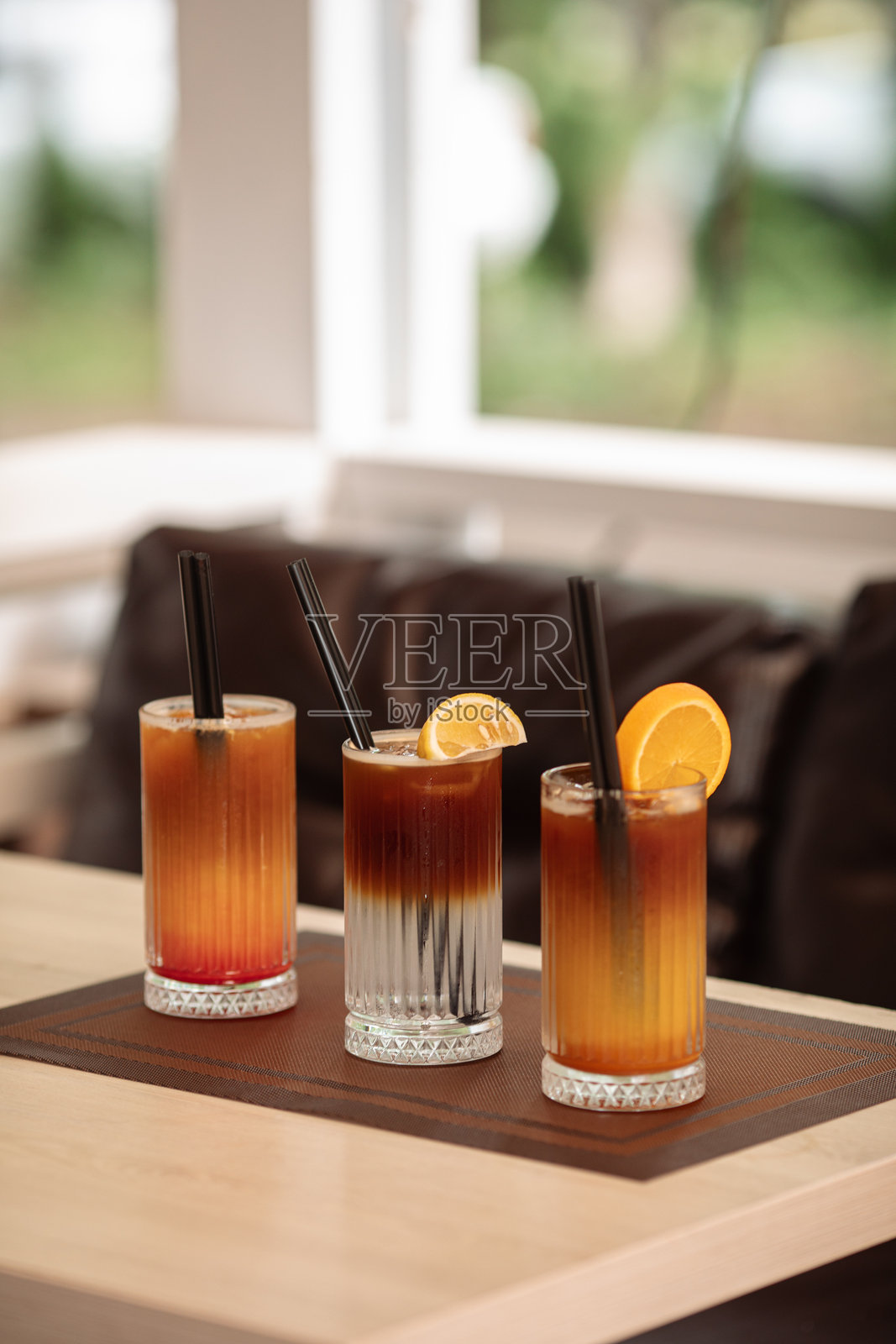 桌子上摆放着无酒精鸡尾酒，这是一张餐厅饮品的美丽照片。照片摄影图片