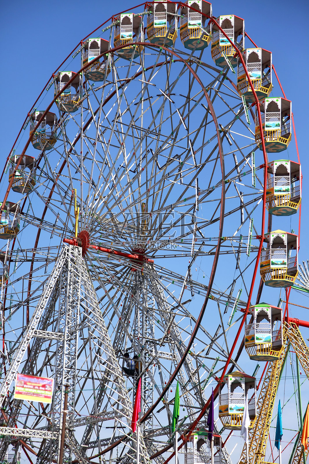 普什卡动物博览会上的巨型秋千照片摄影图片