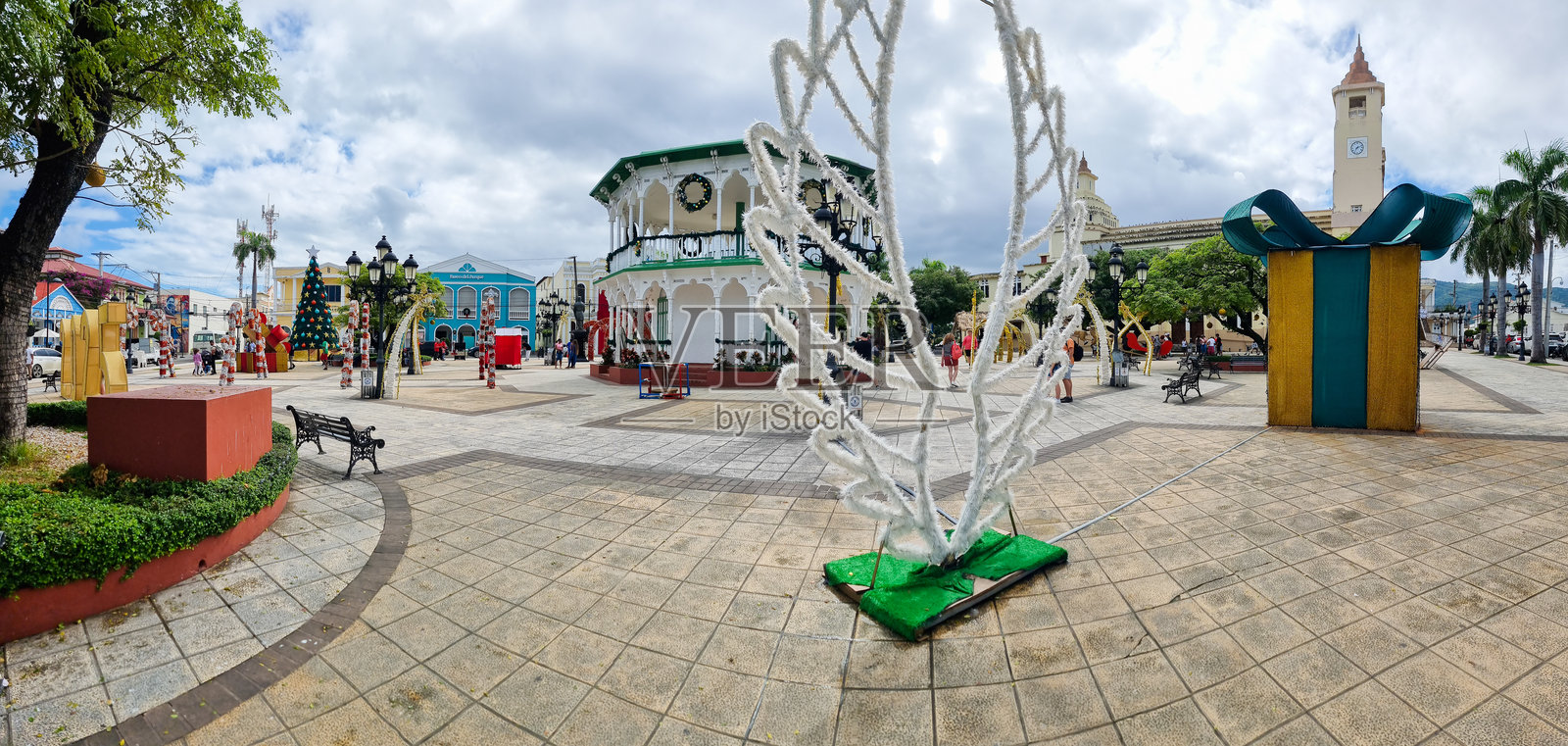 多米尼加共和国，普拉塔港，独立中央公园的圣诞装饰照片摄影图片