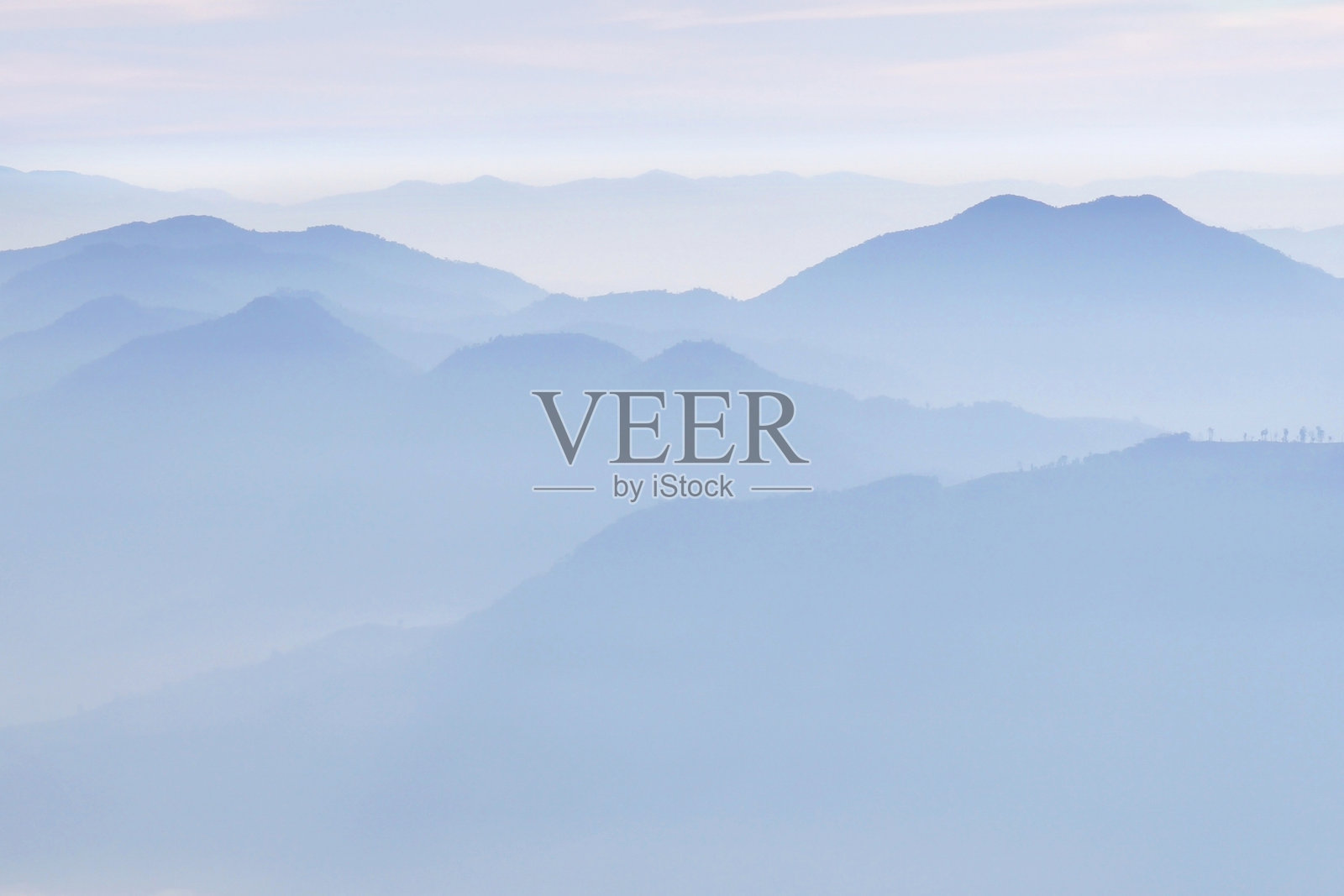 雾中的山脉层叠照片摄影图片