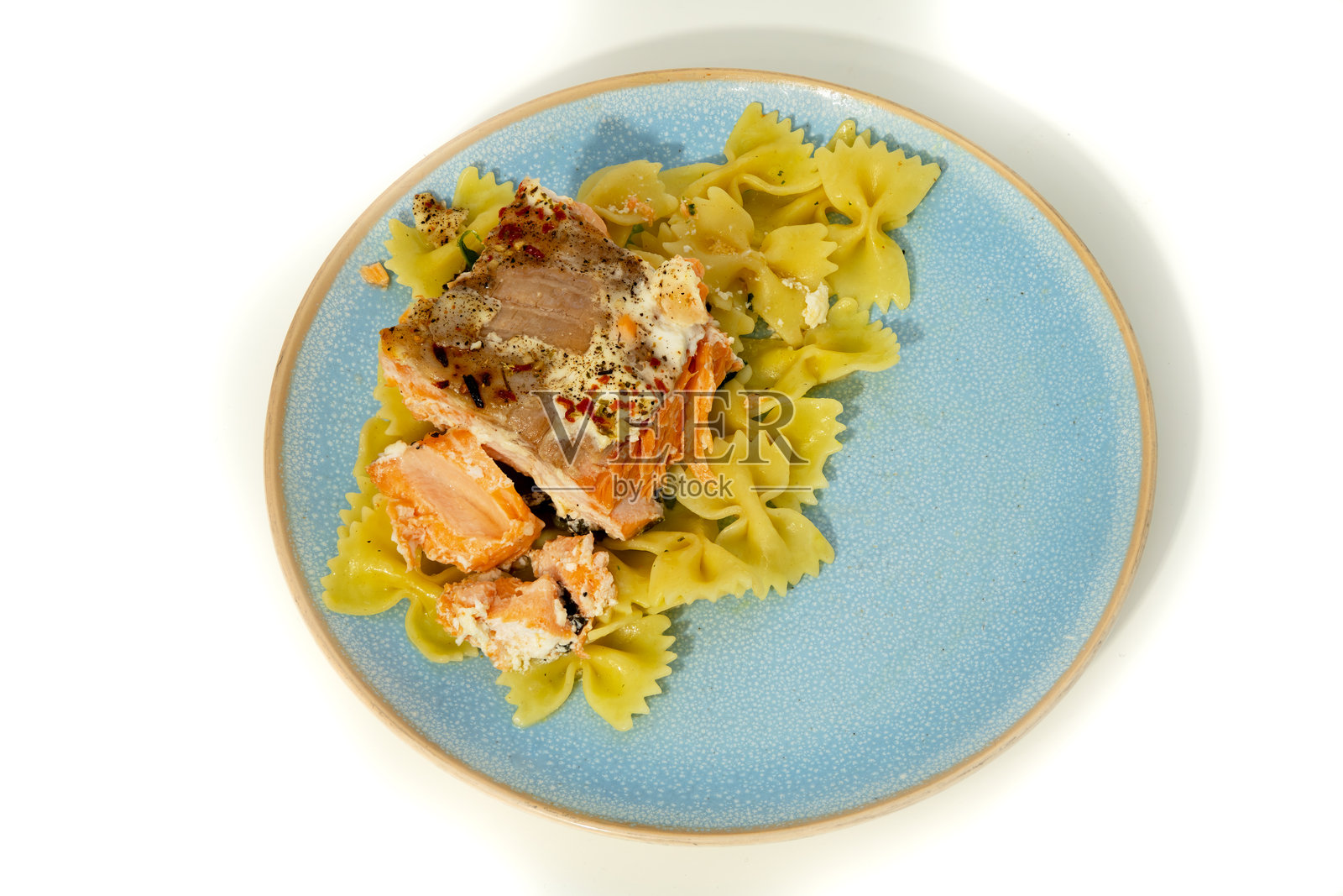 美味的三文鱼菜肴搭配五彩蝴蝶面照片摄影图片