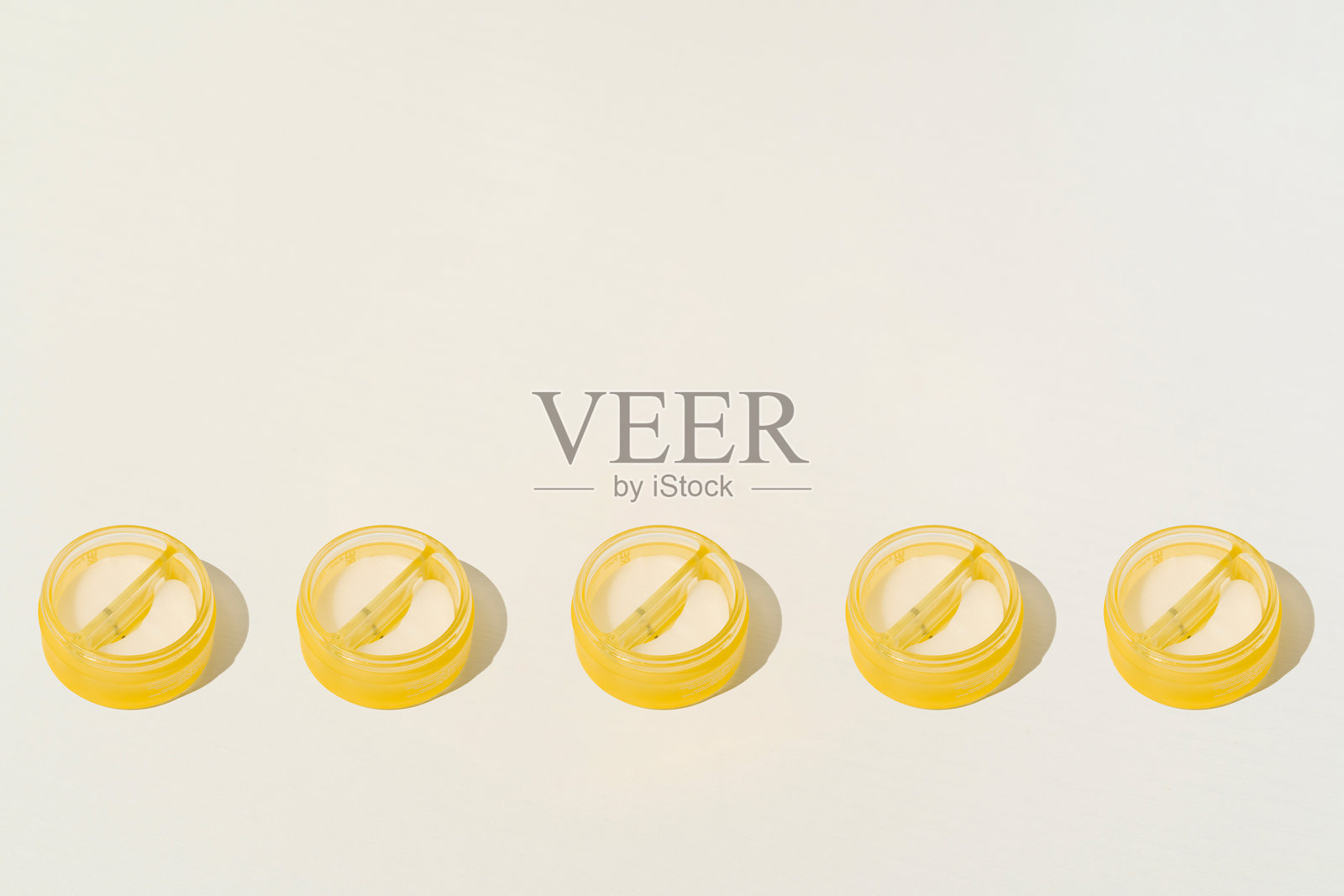 含胶原蛋白的水凝胶眼贴，面膜和滋润眼部肌肤，女性美容护理的概念。照片摄影图片