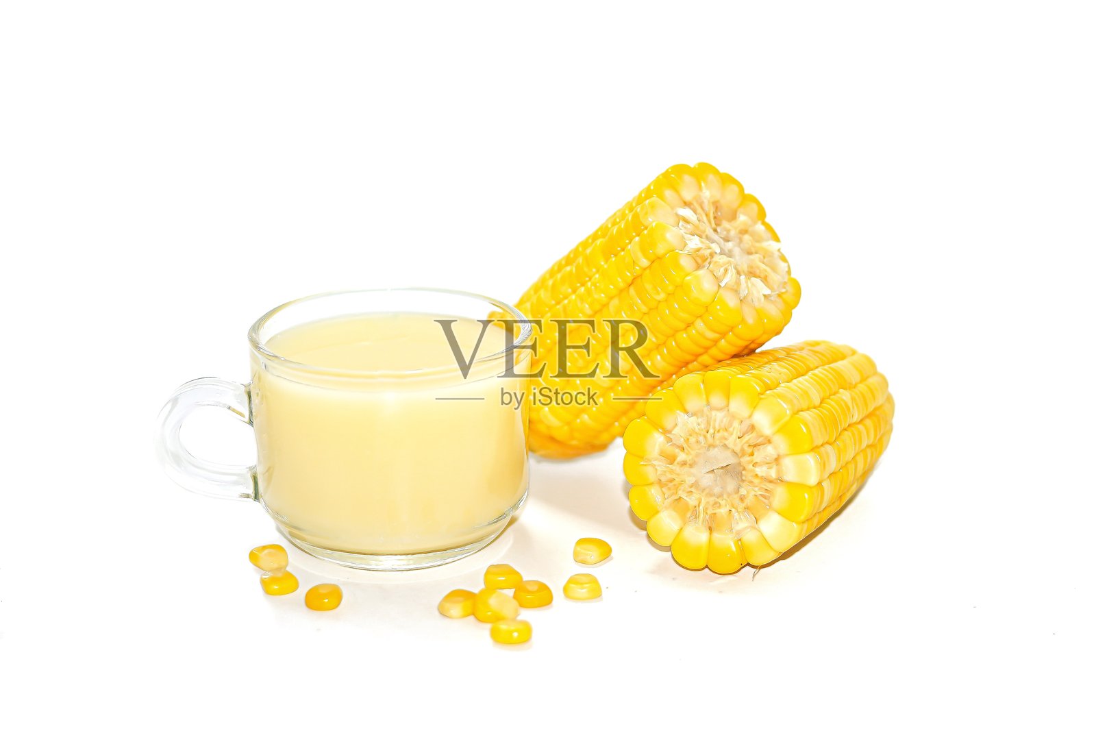 特殊菜单，甜玉米牛奶在白色背景上呈现，突出概念。照片摄影图片