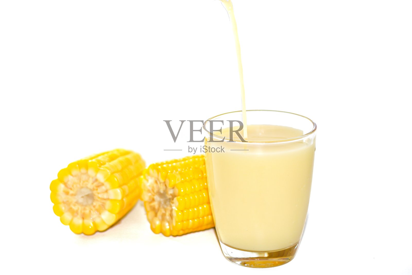 准备好饮品，特别菜单上有玉米牛奶，白色背景和孤立风格。照片摄影图片