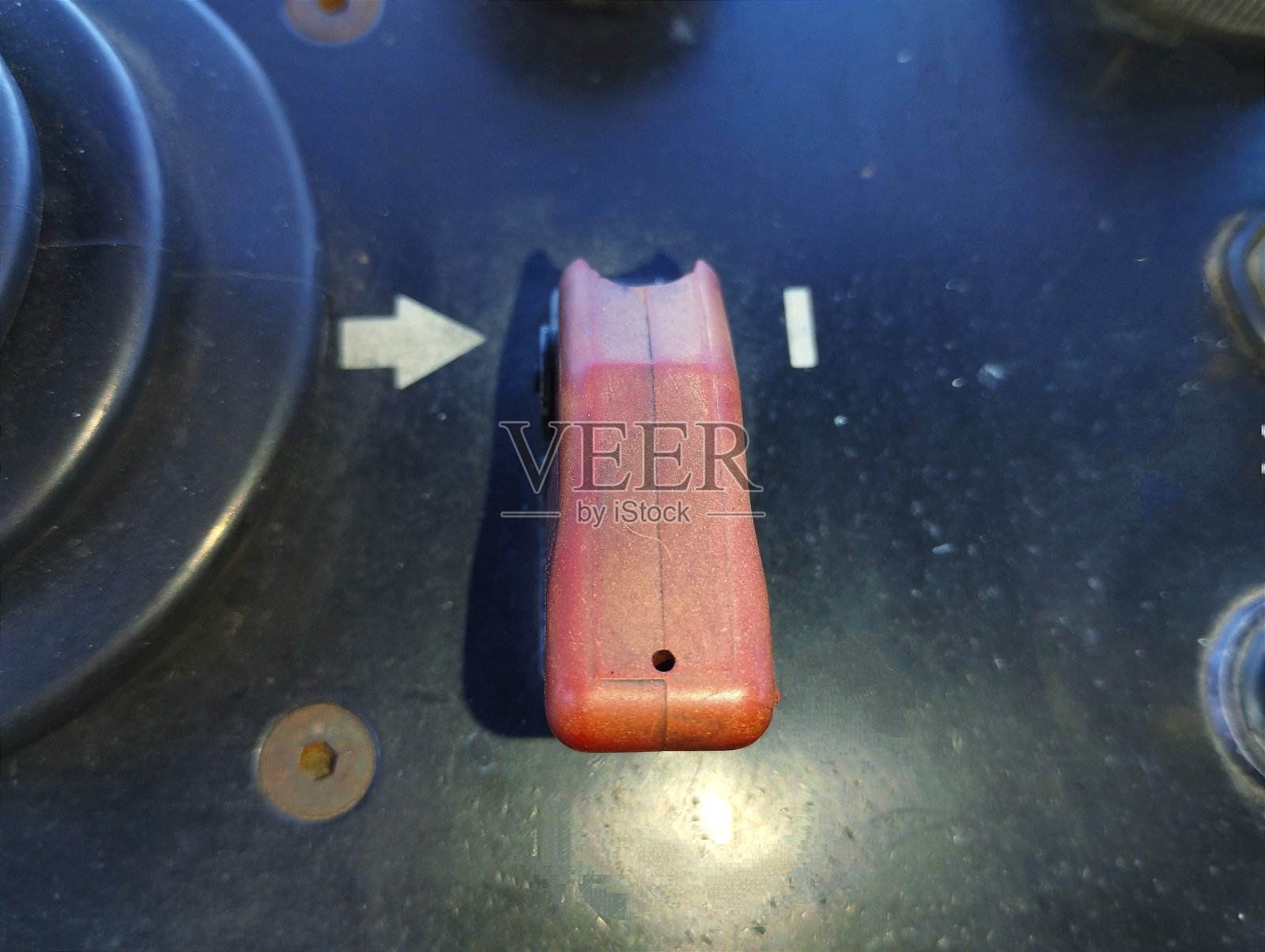 在黑色背景上，一个红色的保护按钮。各种设备及其启动的主题。科技与设备。照片摄影图片