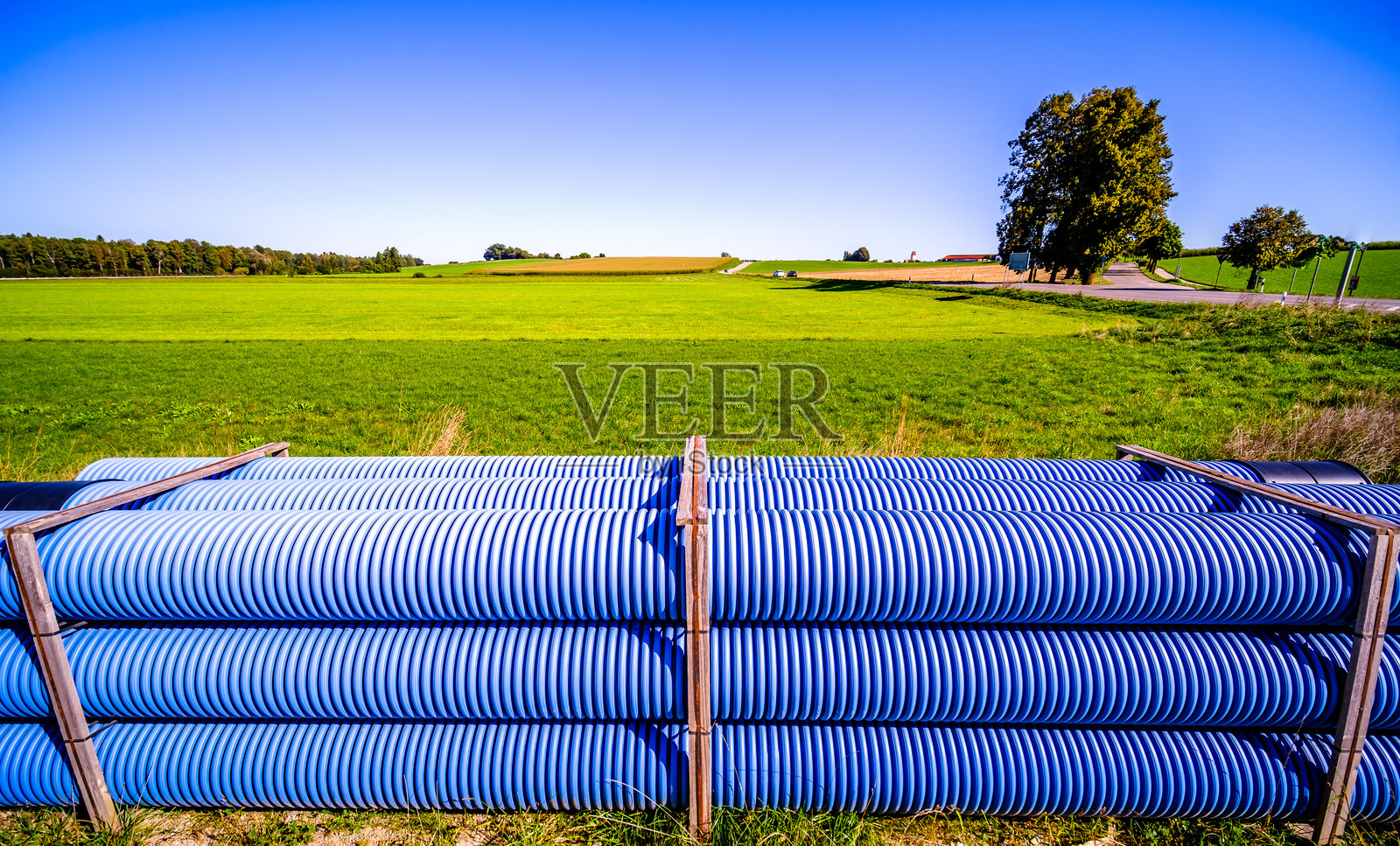 建筑工地上的典型水管照片摄影图片