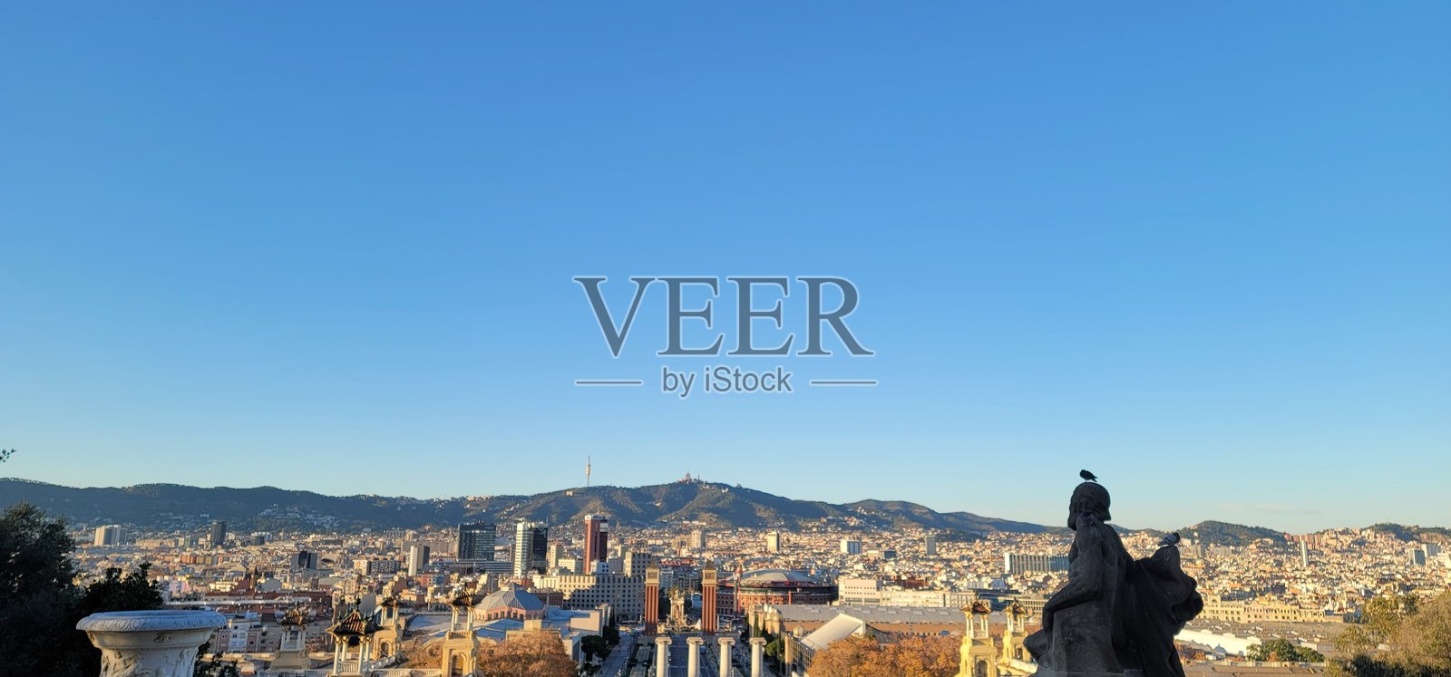 巴塞罗那城市风景与蒙特朱伊克雕像的日落景色照片摄影图片