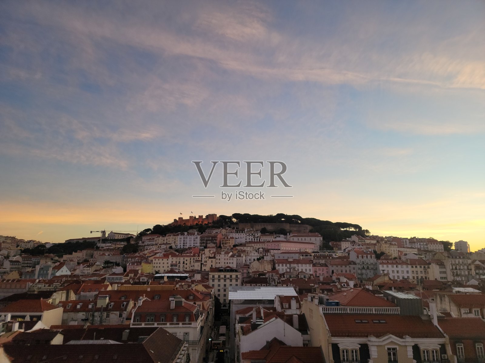 里斯本屋顶上圣乔治城堡的日落照片摄影图片