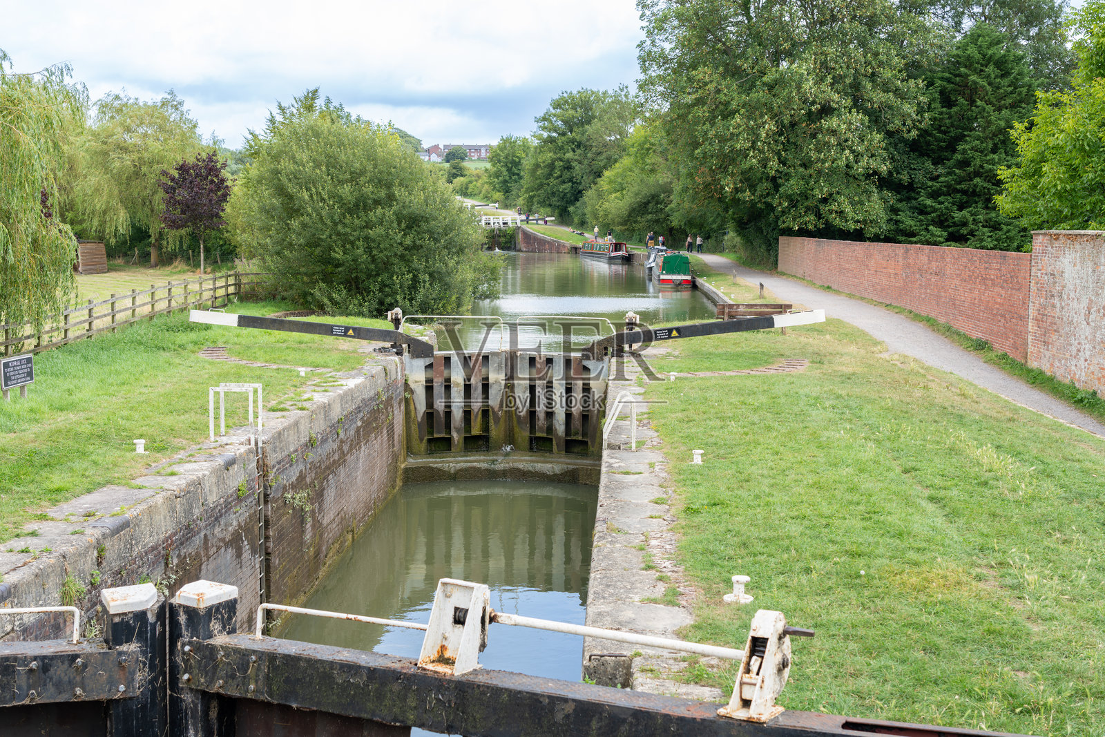 肯特和埃文运河上的船闸和船只照片摄影图片
