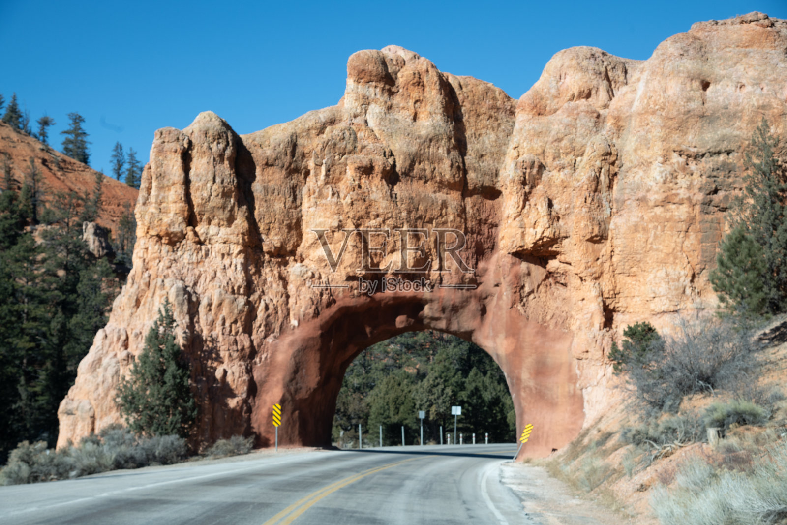 犹他州西南部美国北美的锡安和布莱斯国家公园附近的红岩隧道照片摄影图片