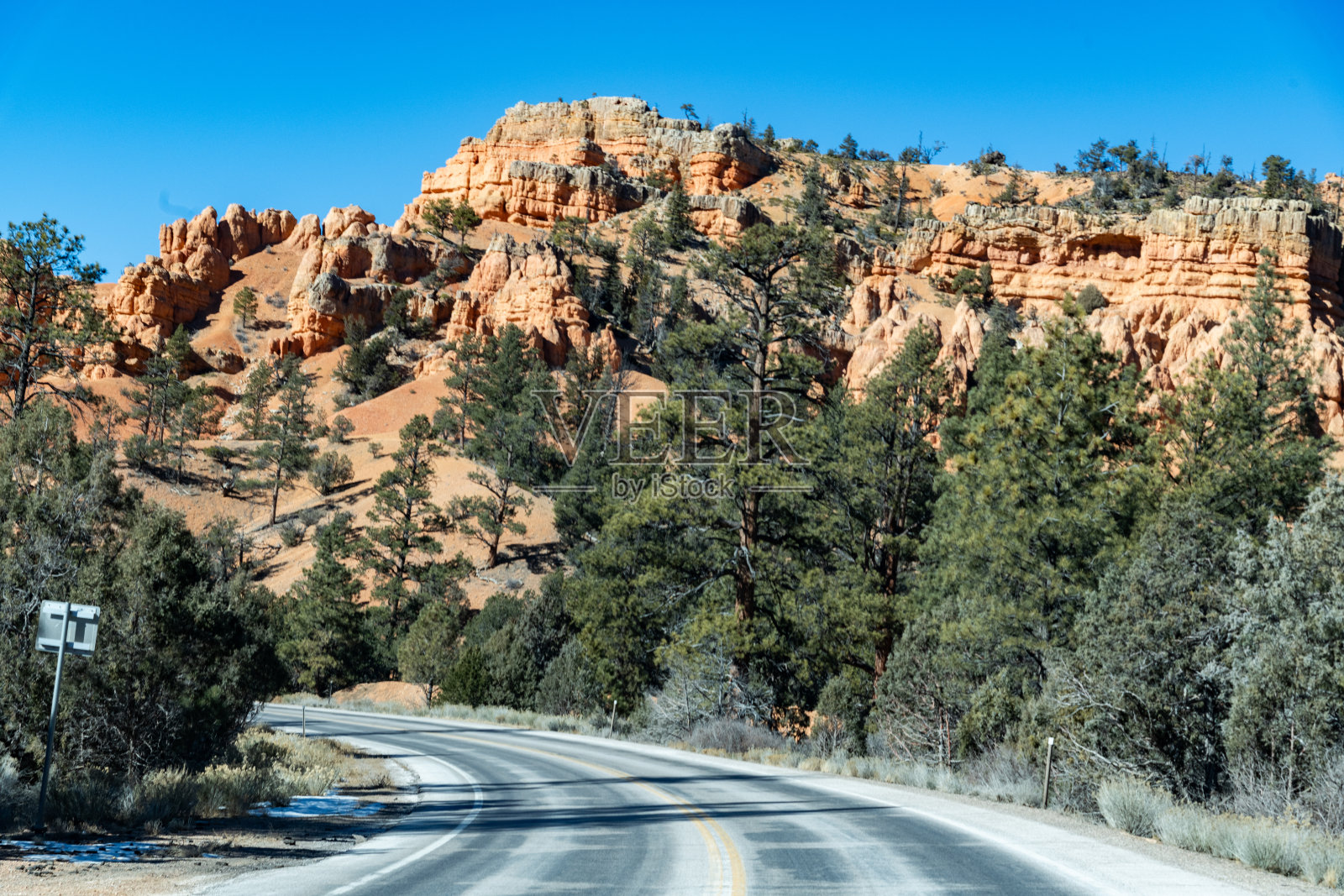 犹他州西南部的锡安国家公园和布莱斯峡谷国家公园附近的红色岩石石柱和砂岩地貌照片摄影图片