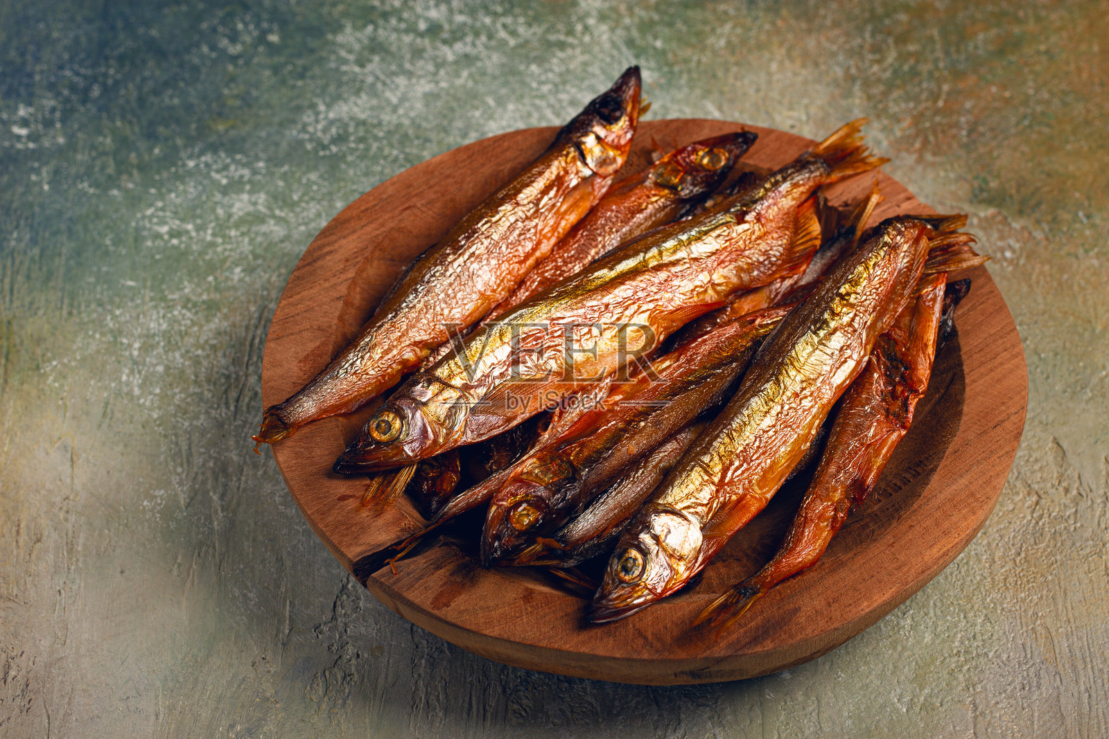 冷熏鳕鱼，放在木碗中，俯视图，无人。照片摄影图片