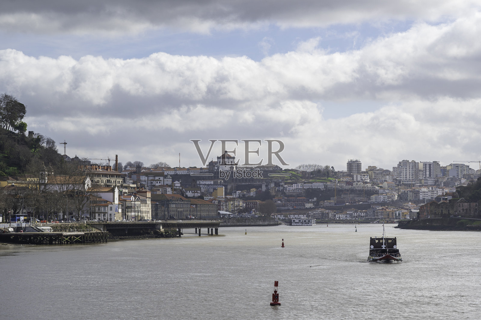 从海岸的方向可以看到盖亚河前面的杜罗河照片摄影图片