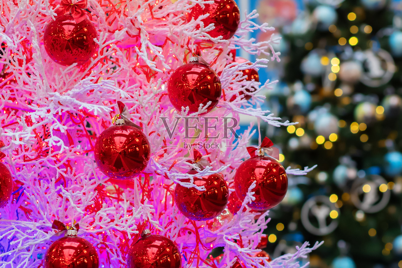 圣诞树上有白色的树枝和粉红色的中午灯，原来是新年和圣诞节的装饰照片摄影图片