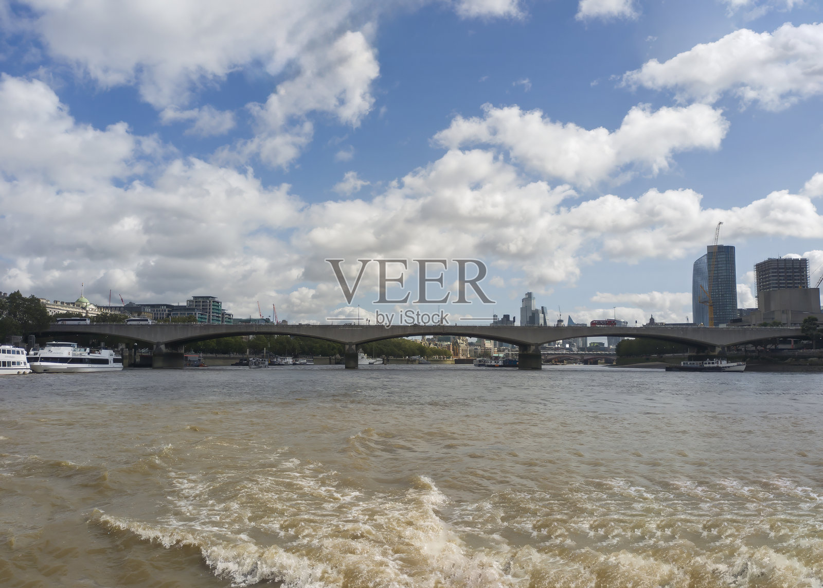 在英国伦敦的泰晤士河上，从船上俯瞰滑铁卢大桥照片摄影图片