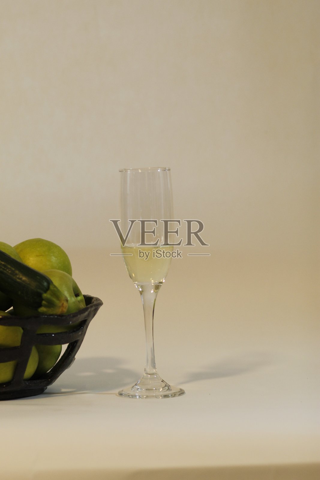 绿色苹果和一杯酒在白色背景上照片摄影图片