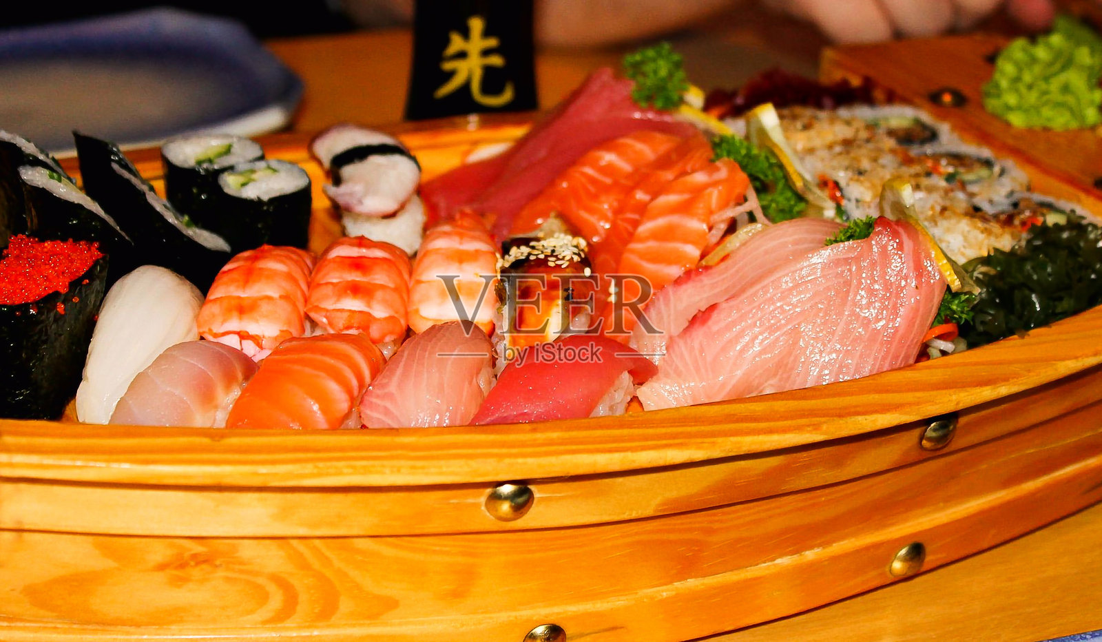 木船上的日本寿司和生鱼片套餐照片摄影图片