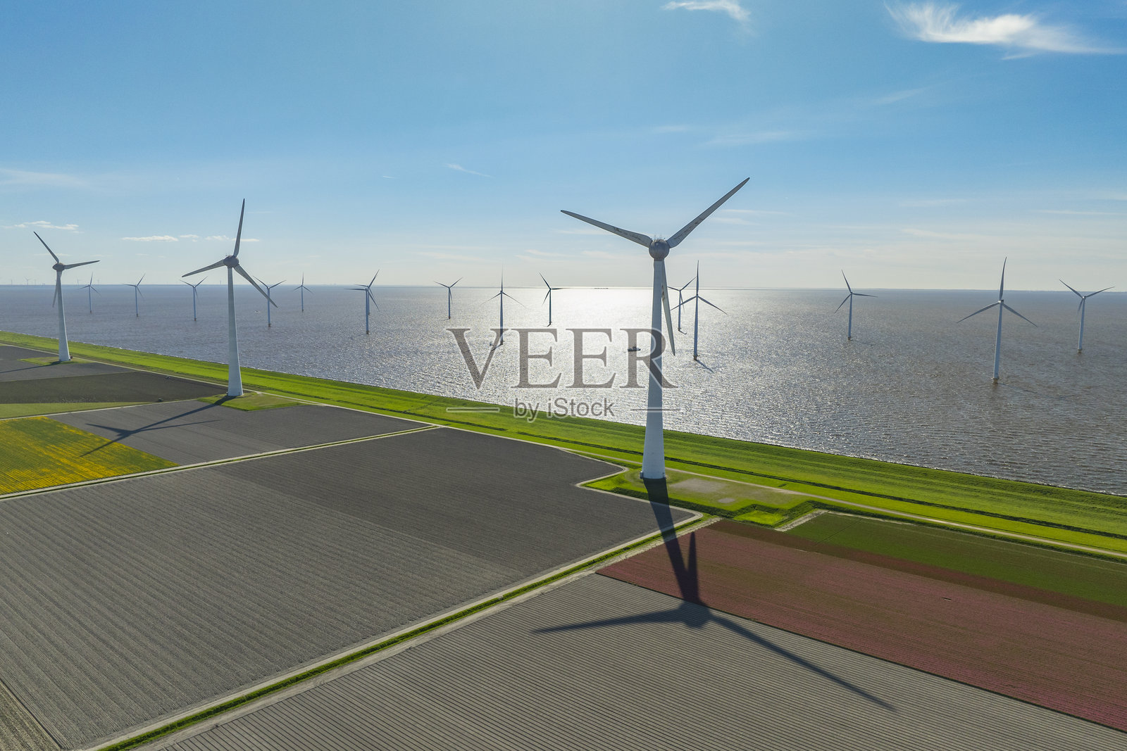 湖岸风电公园中的风力涡轮机正在发电照片摄影图片