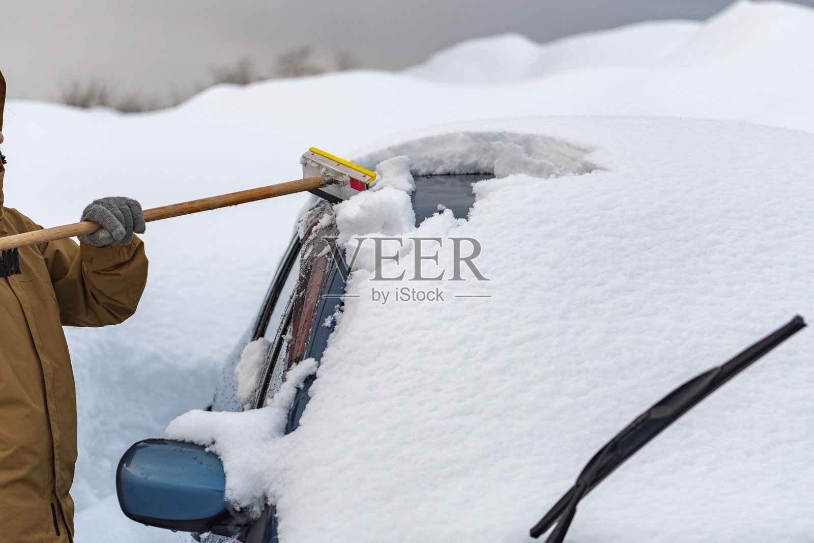 年轻女性正在从车里卸雪照片摄影图片