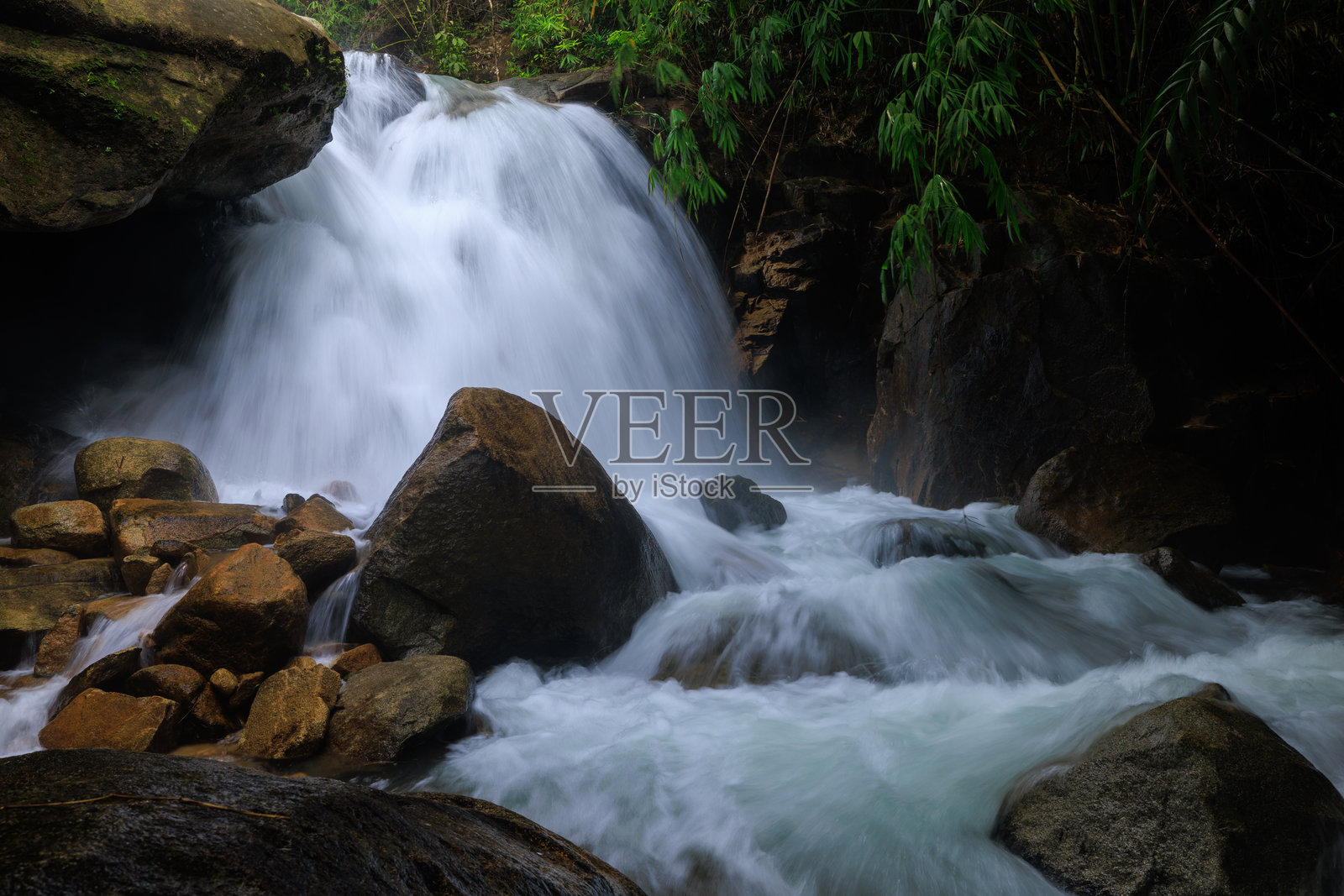 雨季的Krating瀑布和泰国占武里省Khao Khitchakut国家公园清新的绿色森林作为背景壁纸，照片摄影图片