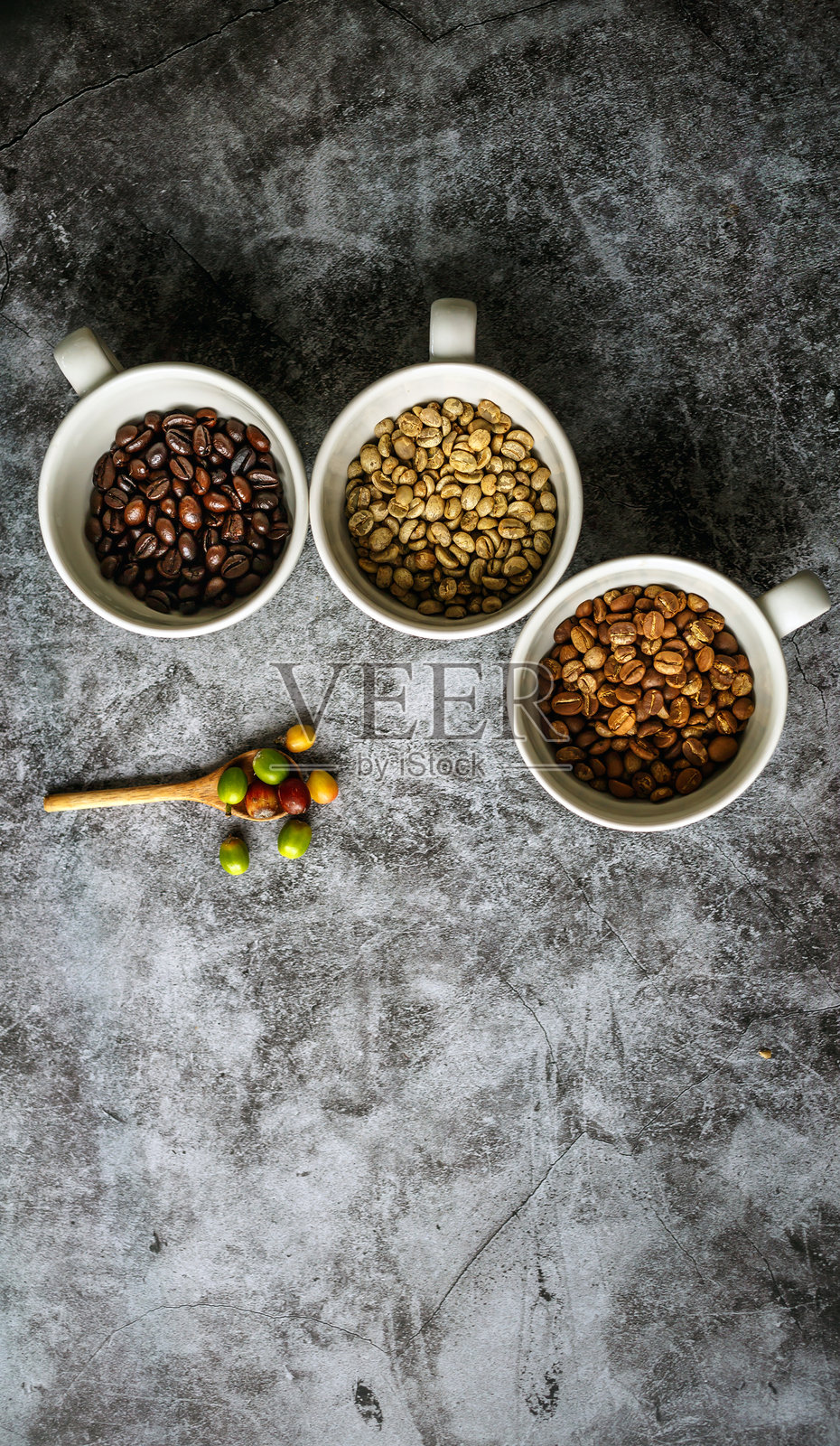 多种咖啡豆的俯视图，包括新鲜烘焙和未烘焙的咖啡杯选择，绿咖啡豆，中等和深烘焙。照片摄影图片