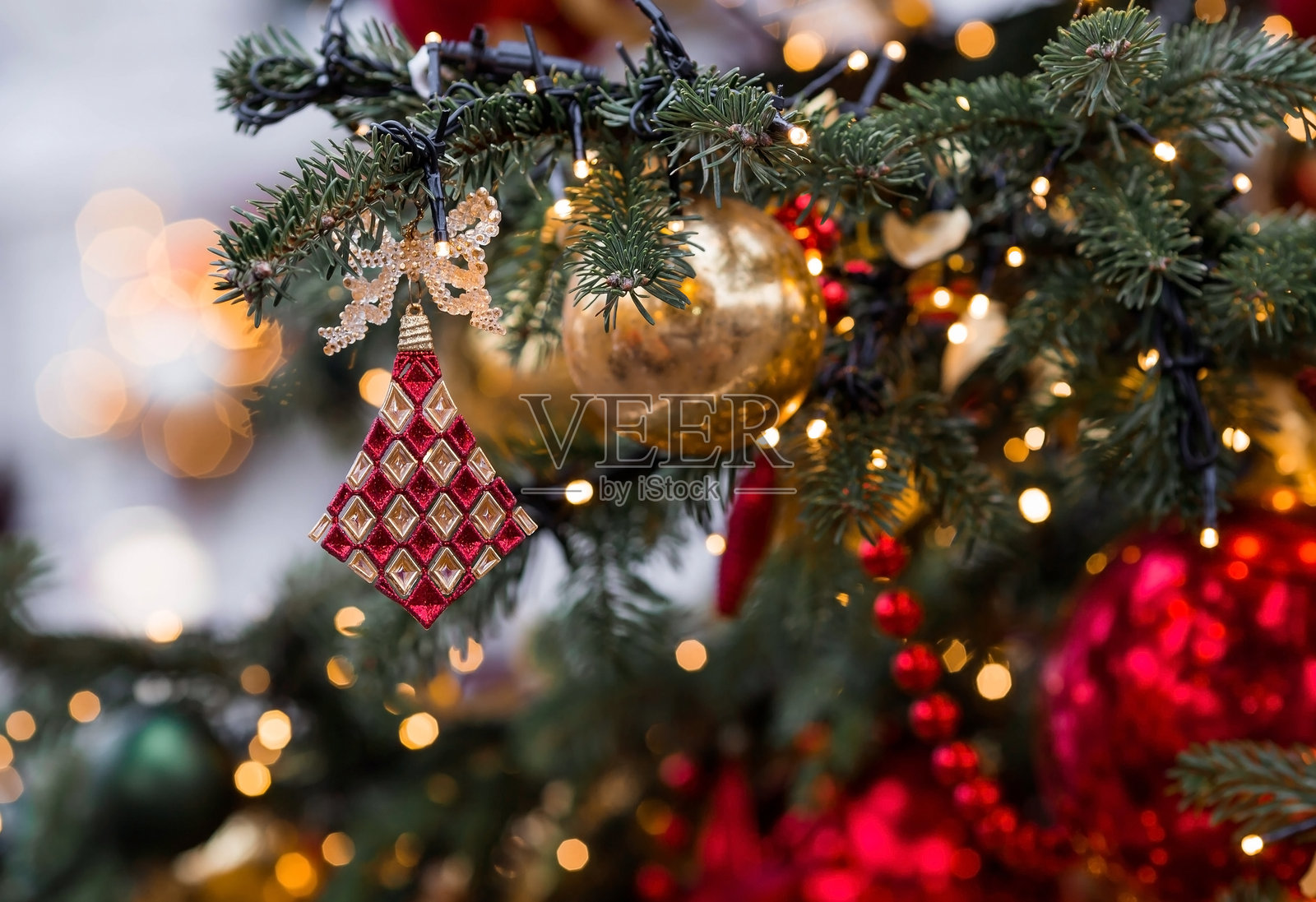 莫斯科，革命广场。圣诞装饰的街道。圣诞树上用传统的红色和金色装饰着美丽的节日装饰品。2024年的新年贺卡。照片摄影图片