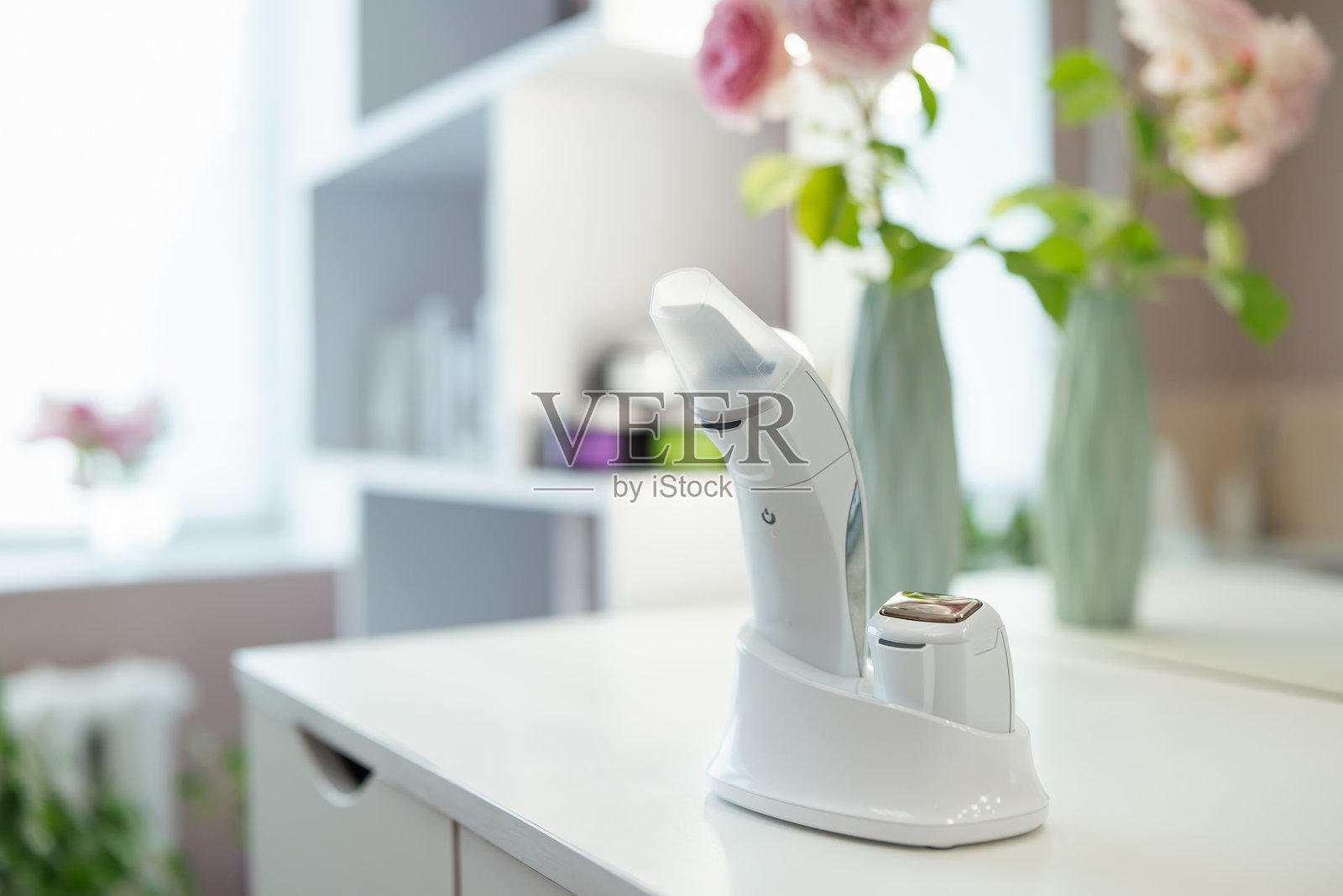 超声波清洗装置，用于对背景上未聚焦的花朵和货架进行清洗照片摄影图片