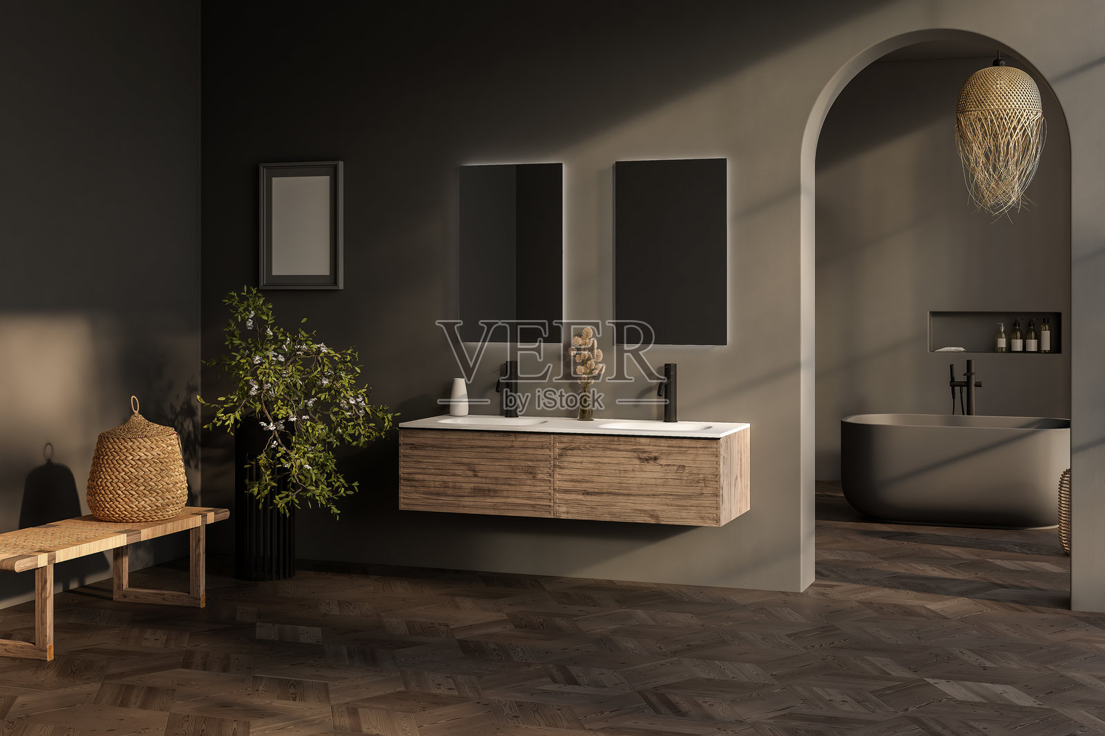 时尚的灰色浴室内饰，镶木地板，山景窗，深色墙壁，大浴缸，白色面盆，垂直镜子和木制梳妆台。照片摄影图片