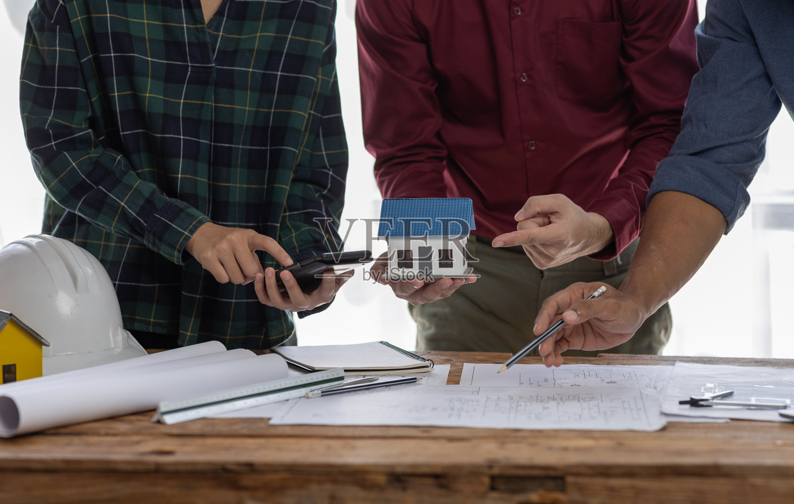 工程师团队会议，建筑师承包商会议，房地产经纪人和公司总裁，以书面形式选择一个模型来建造一个住宅小区，并向国家机构提交。照片摄影图片