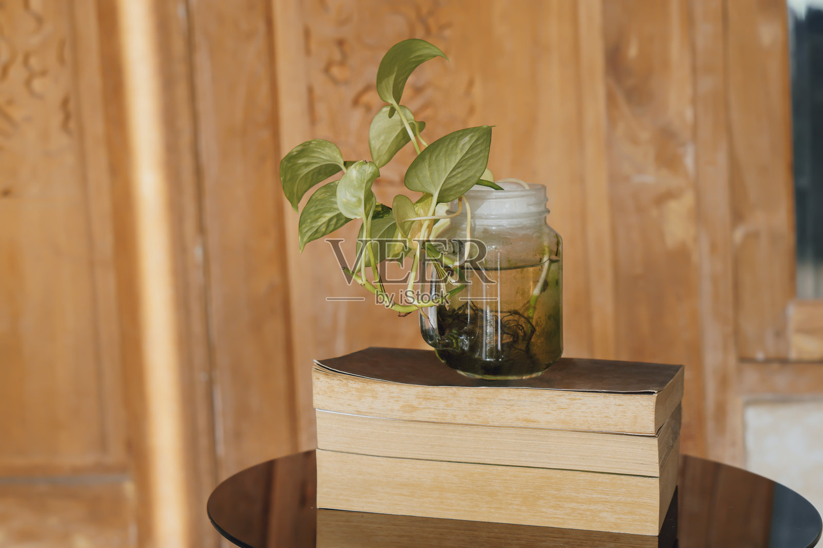 房子阳台上的玻璃桌子上有一摞书。教育与知识观念。一堆要读的书照片摄影图片