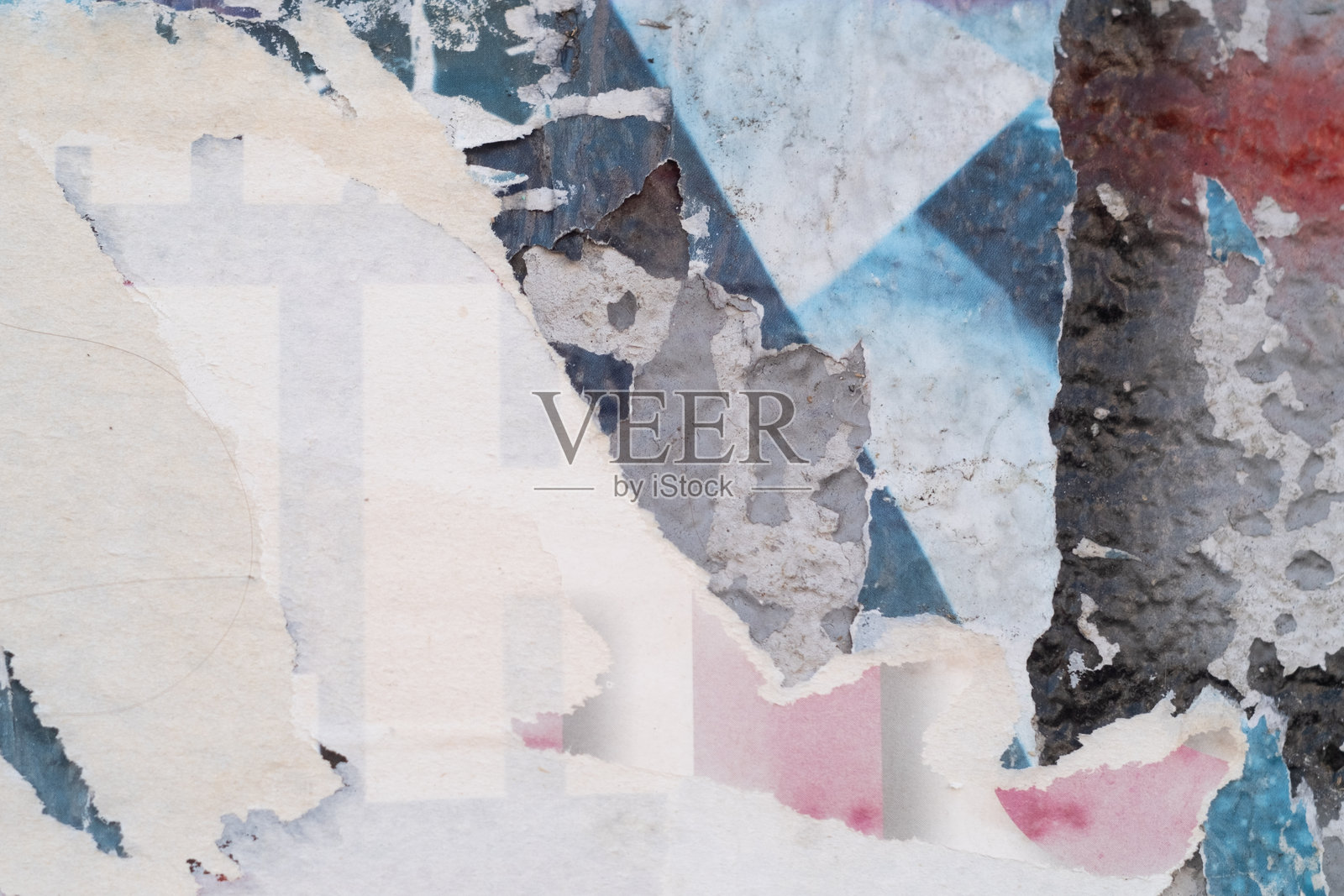 撕破和撕开街头海报背景，肮脏和抽象的纸拼贴照片摄影图片