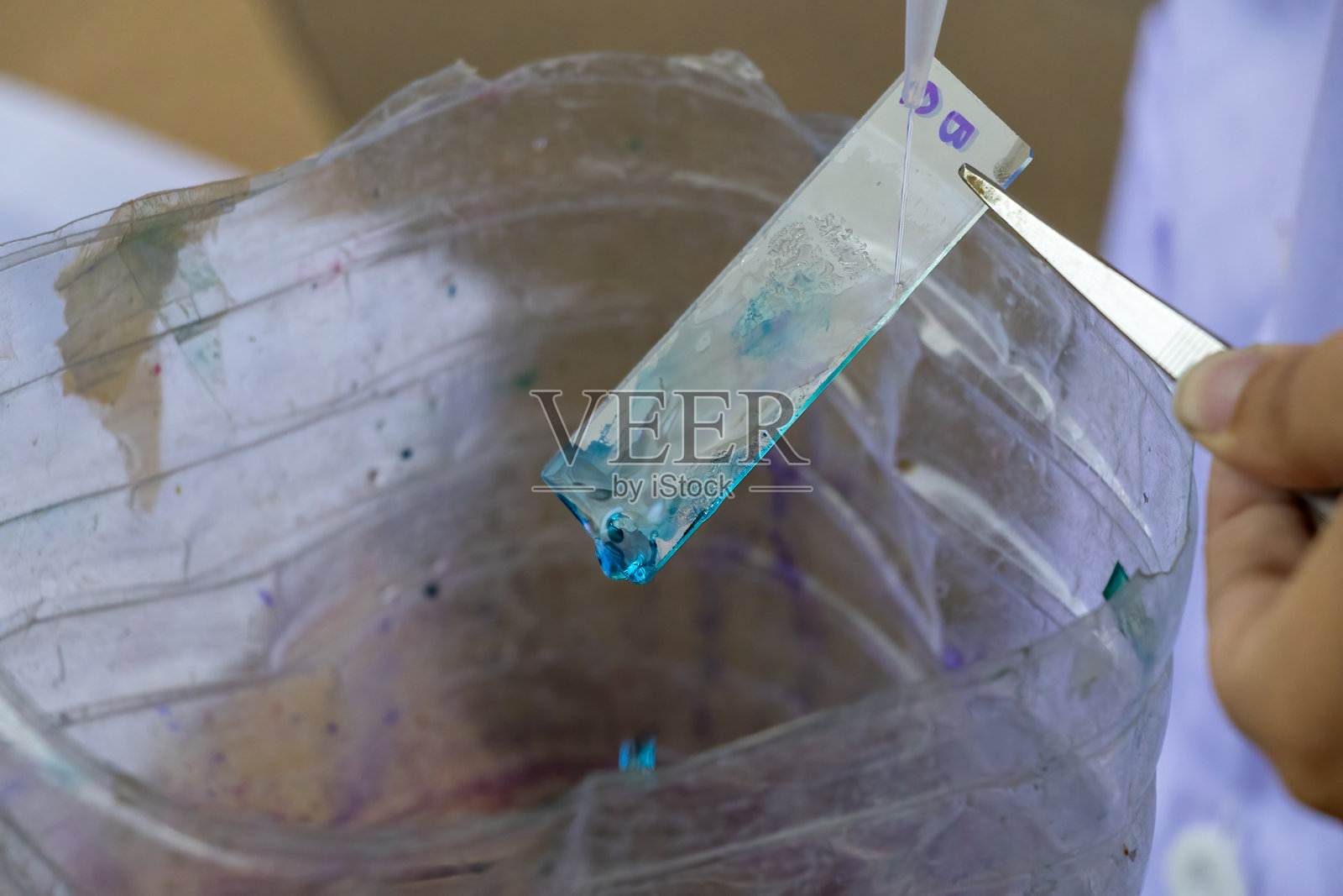 实验室显微镜下的细菌和霉菌背景。照片摄影图片