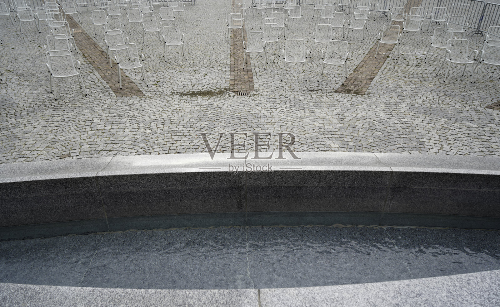 绿园石喷泉，供饮用、浇水替代供水;照片摄影图片