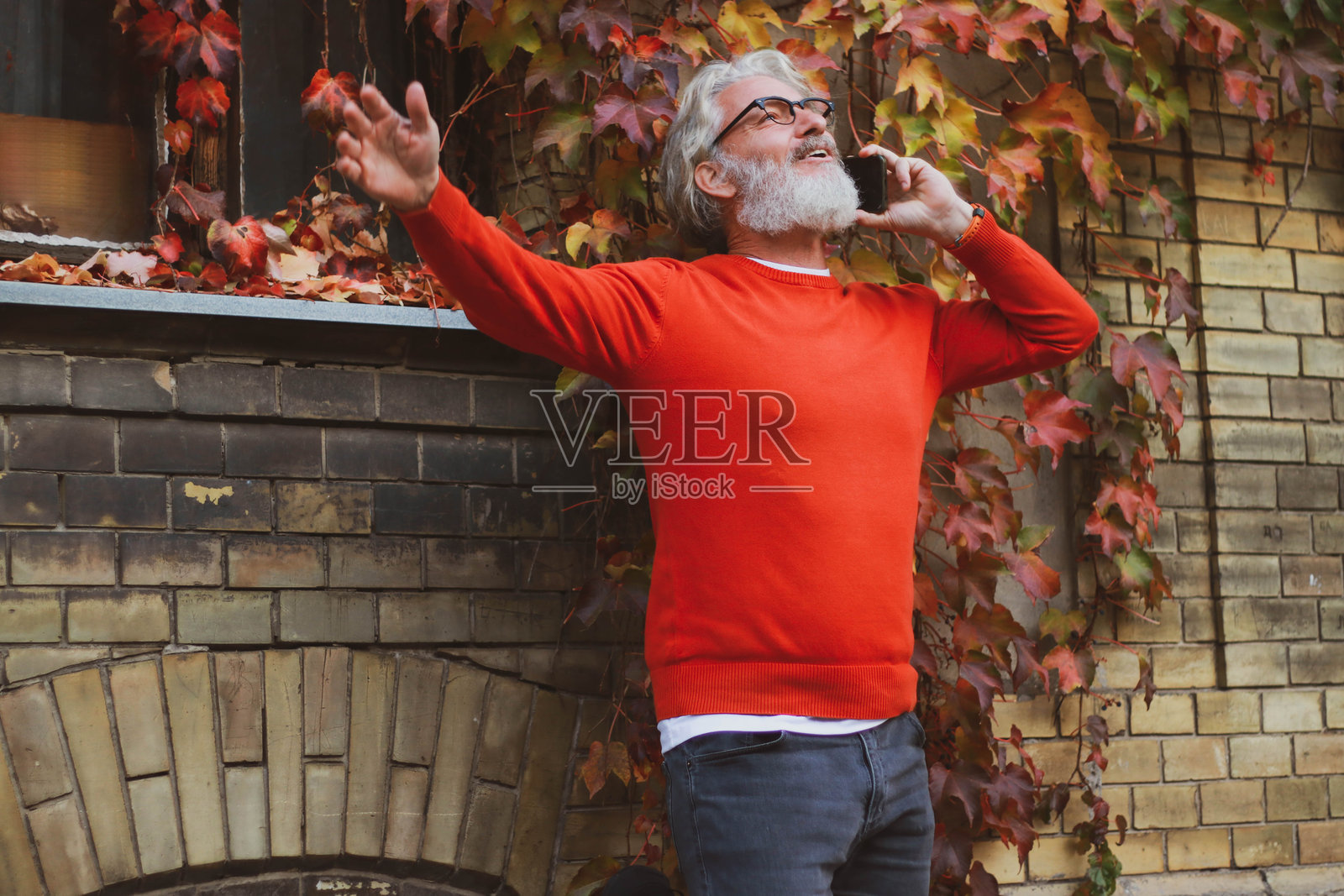 秋天街头的休闲老年男性照片摄影图片