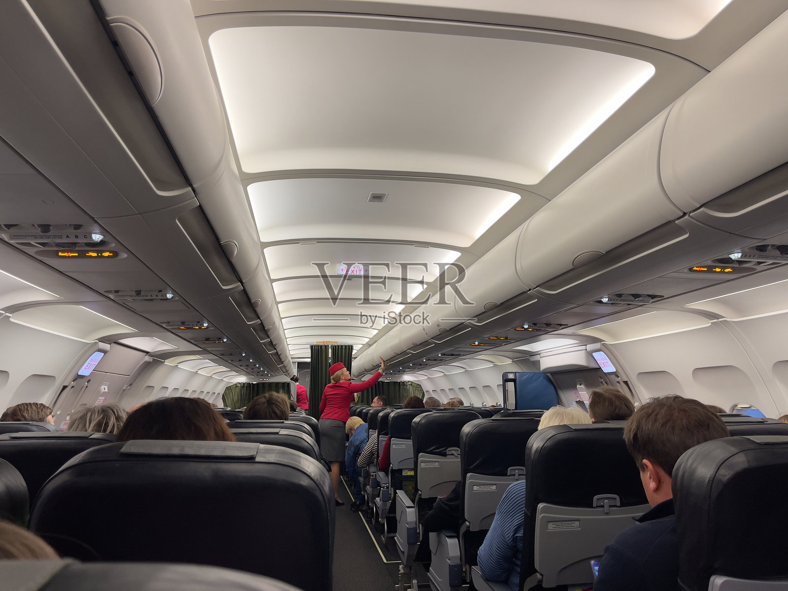 飞机客舱内的乘客。飞机内部。照片摄影图片