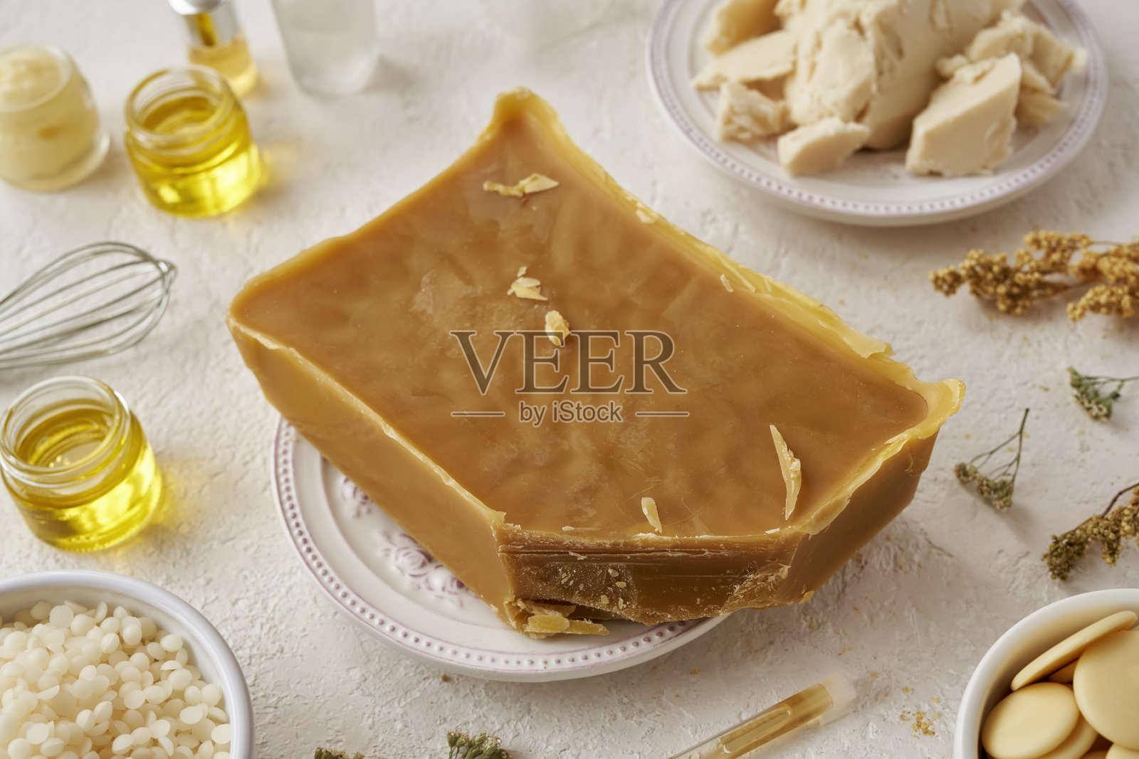 一块蜂蜡、乳木果油、可可脂等自制化妆品的原料照片摄影图片