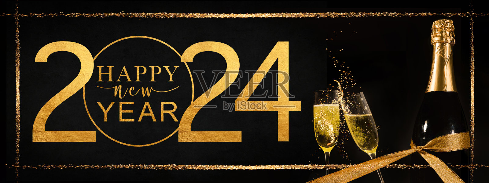 新年快乐2024庆祝节日贺卡背景文字-金色框架，香槟或起泡酒瓶和碰杯照片摄影图片