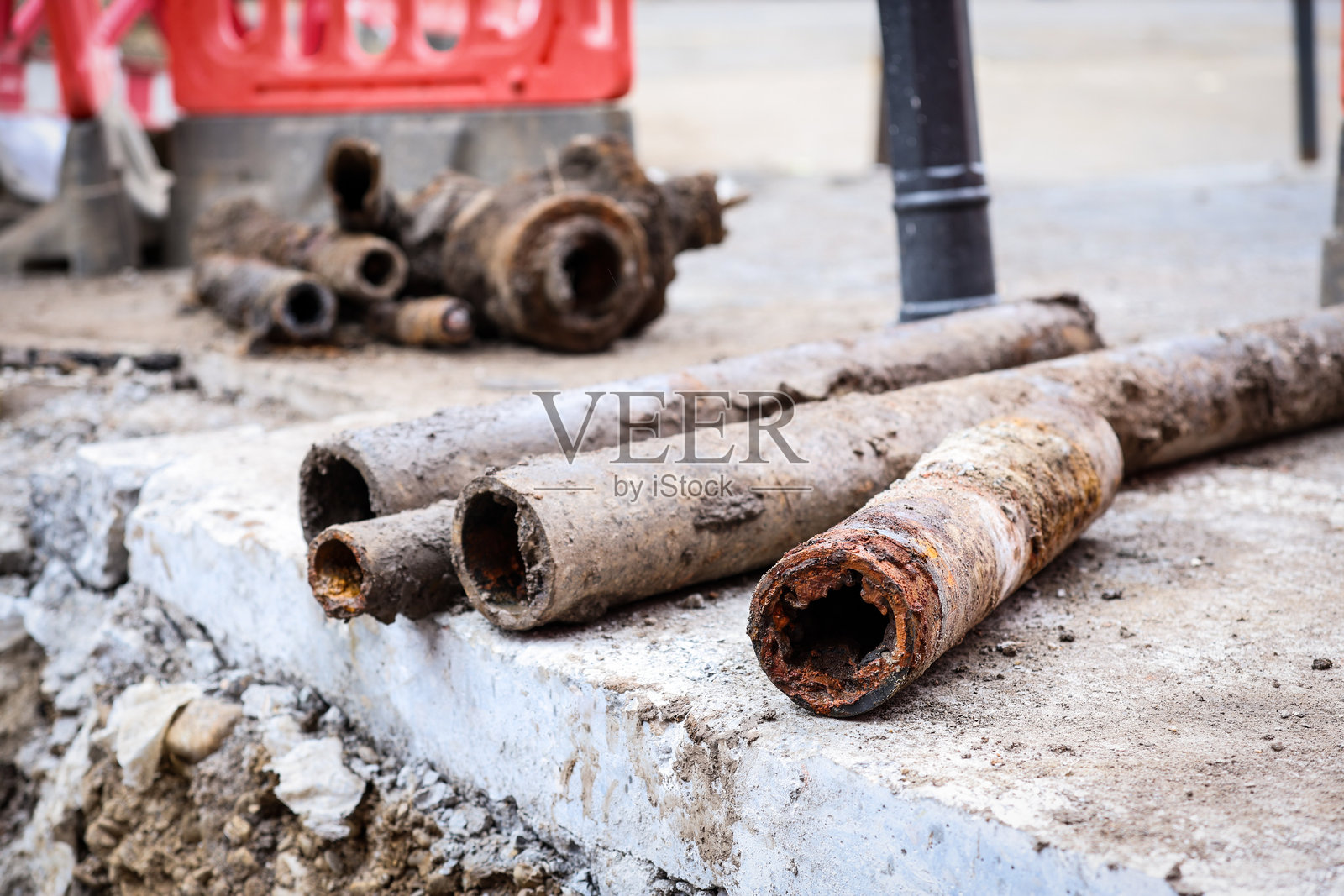用陈旧生锈的饮用水管道拍摄的细节照片照片摄影图片
