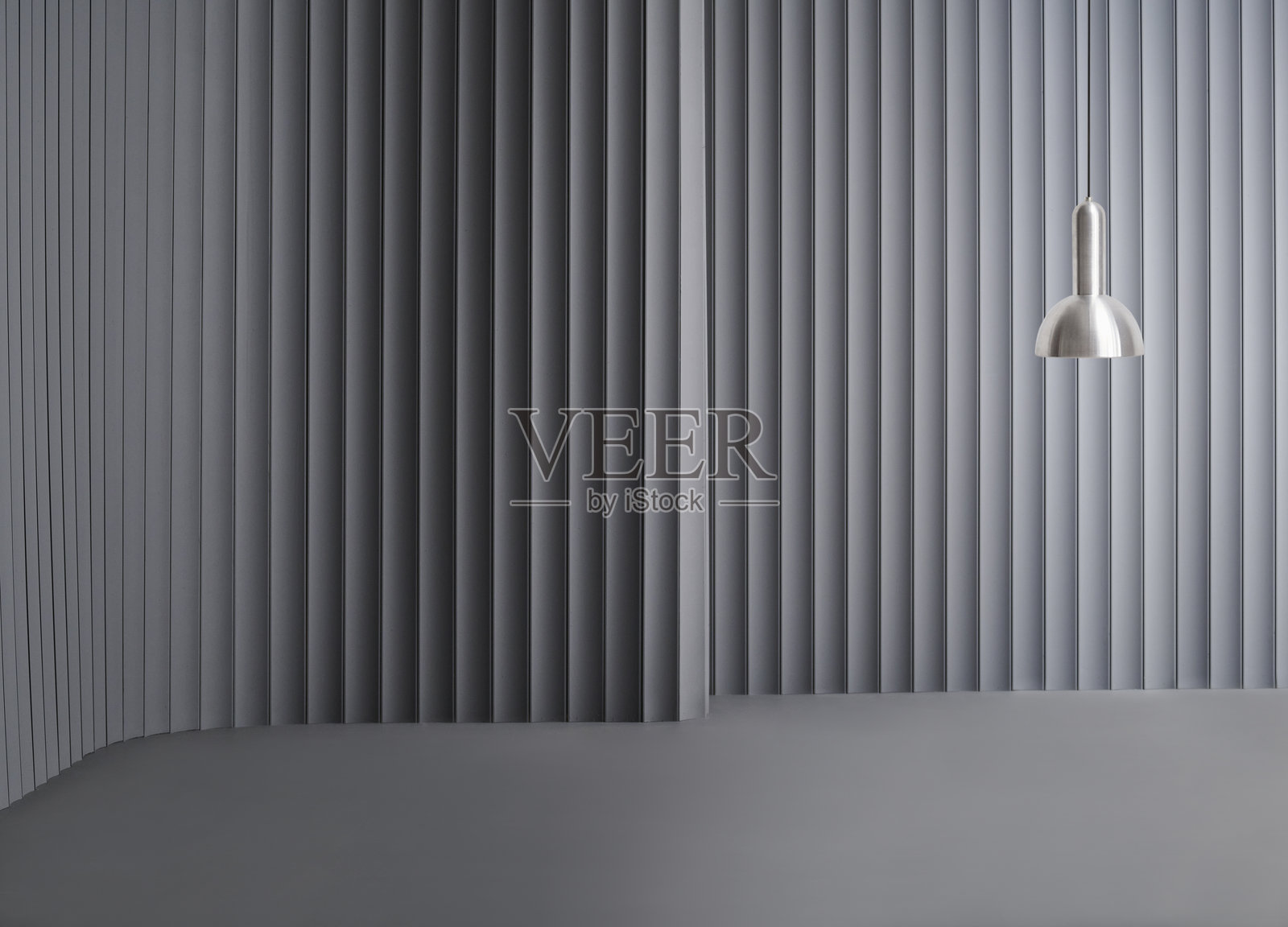 装饰性灰色墙壁背景和灯具概念，椅子沙发和家具设计。深色地板。照片摄影图片