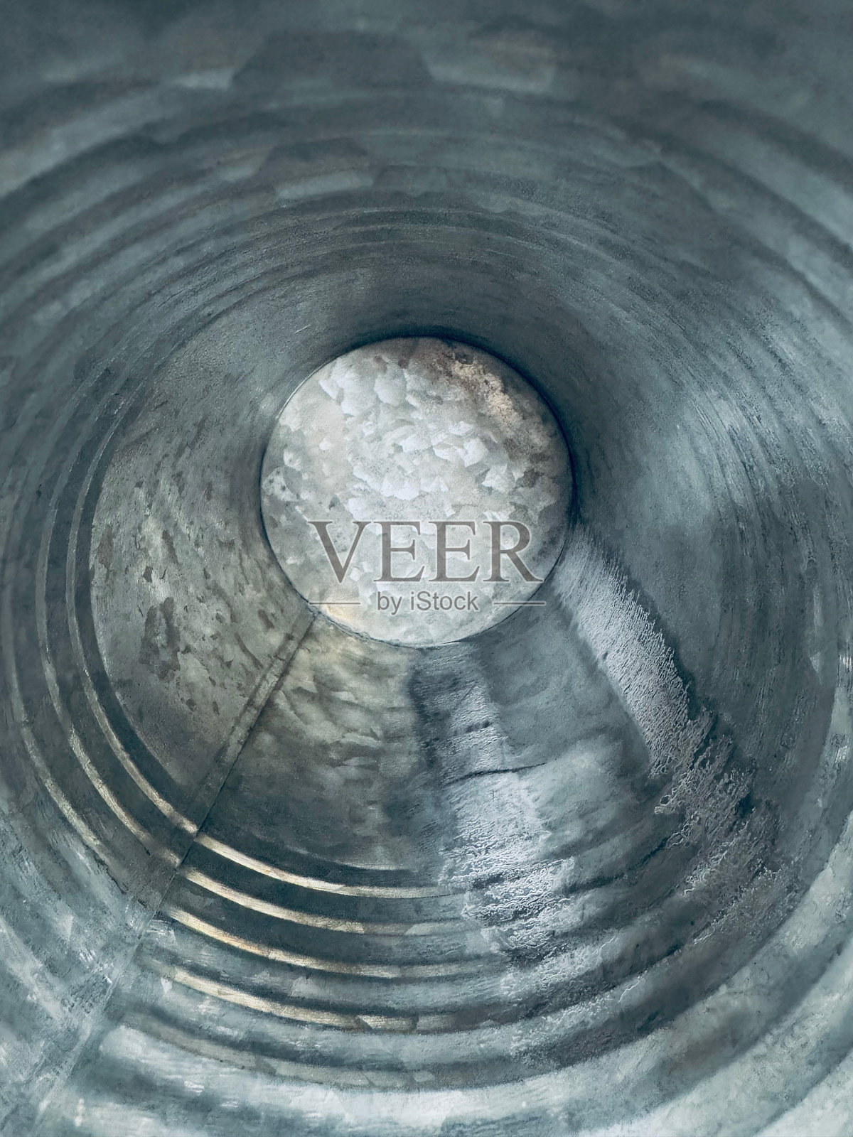 金属罐内部的抽象特写照片摄影图片