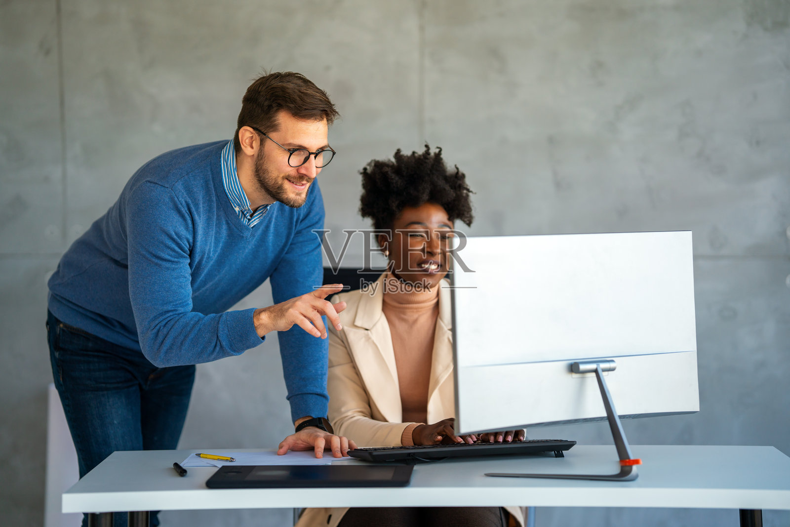 混合团队的软件工程师们在集思广益。多元化的应用开发者们作为一个团队进行合作。照片摄影图片