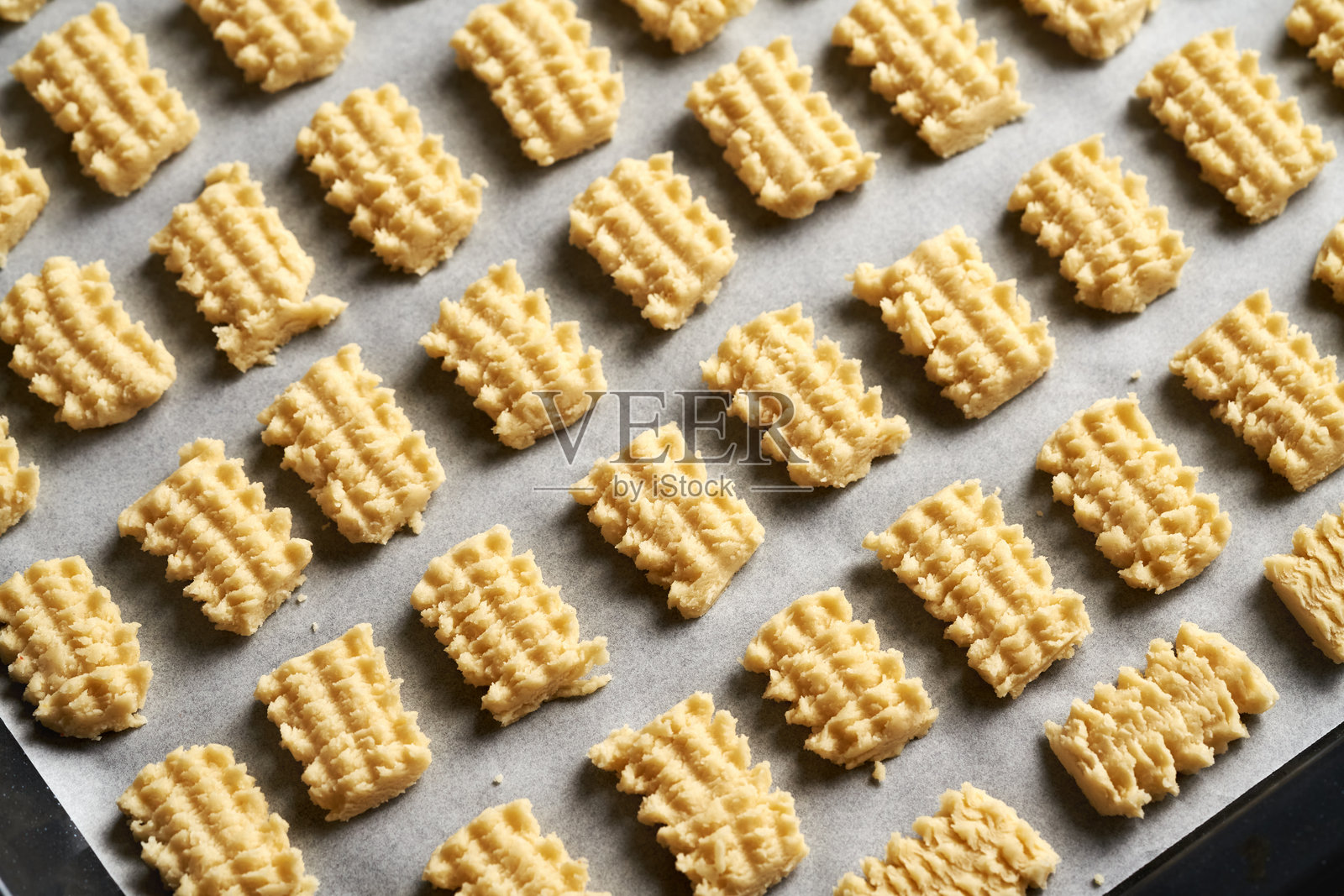 自制的圣诞饼干放在烤盘上照片摄影图片