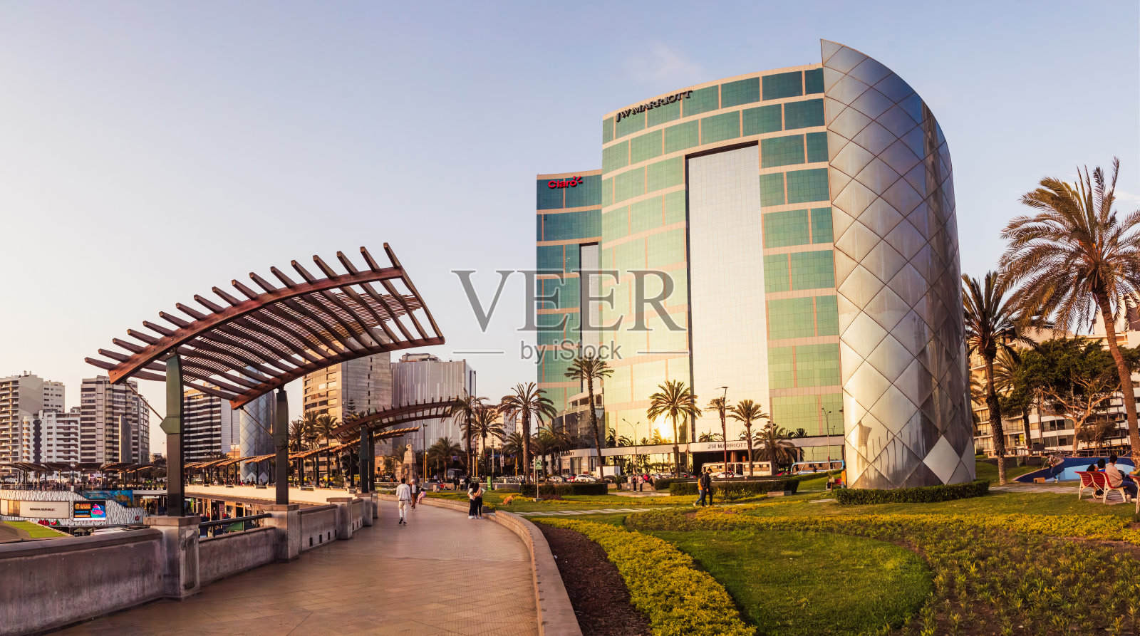 米拉弗洛雷斯区的阿尔弗雷多·萨拉萨尔公园在黄金时刻照片摄影图片