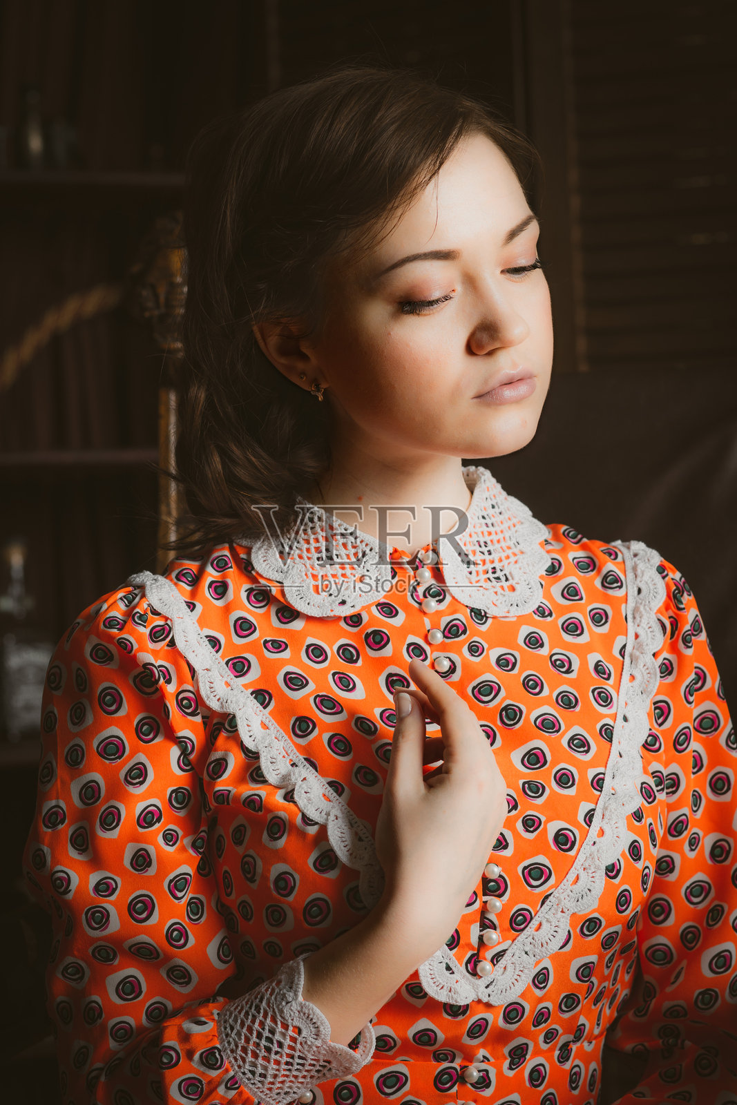 复古风格的年轻魅力女性肖像照片摄影图片