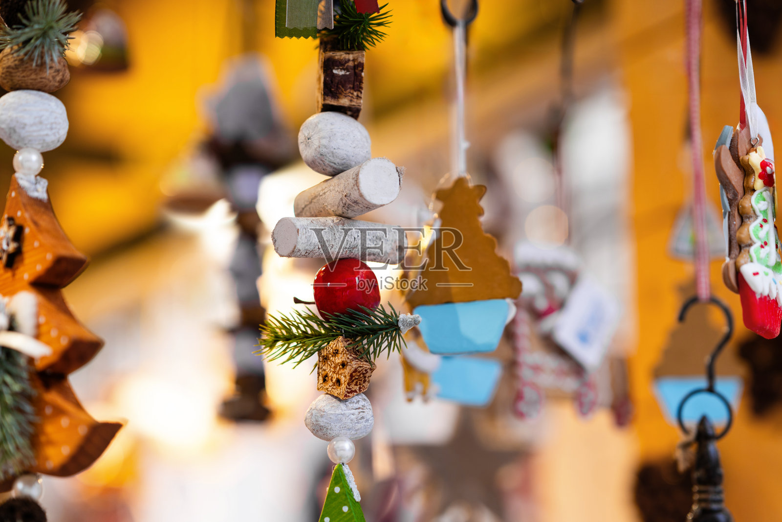 悬挂的圣诞装饰品，搭配自然元素和姜饼人形象照片摄影图片