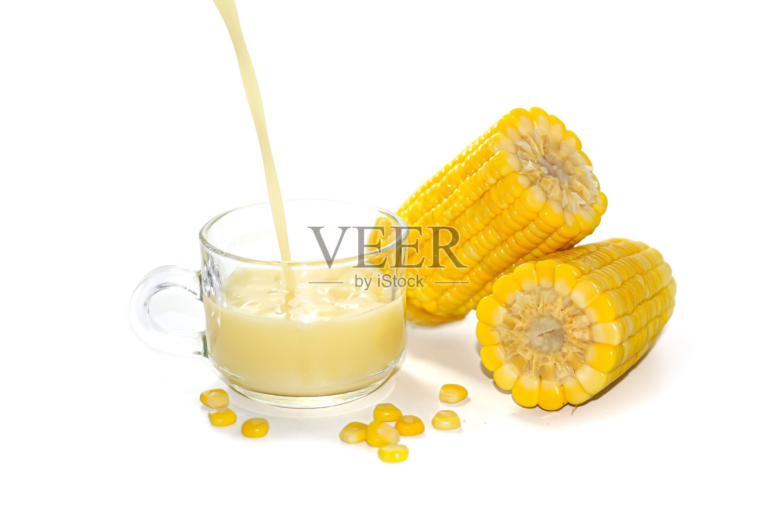 特别菜单，白色背景上呈现甜玉米牛奶，采用有机隔离风格。照片摄影图片