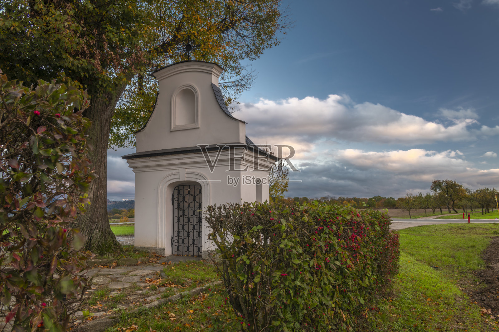 在秋天的傍晚，布卢多夫和萨姆帕克尔镇附近的教堂景观照片摄影图片